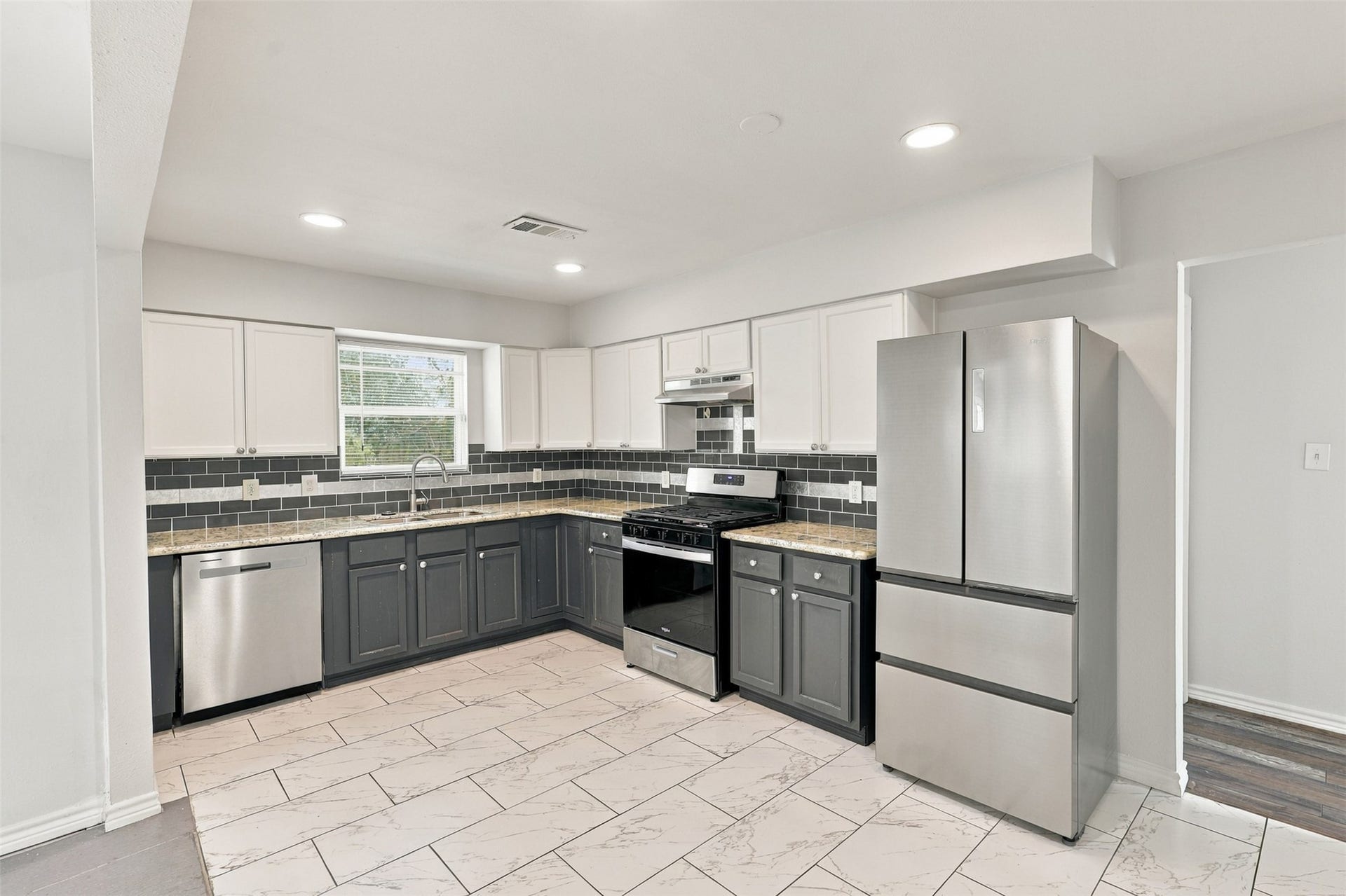Come take a closer look at this spacious kitchen! The attractive two-tone cabinetry, granite countertops, stainless steel appliances, and generous counter space make meal preparation a pleasure. With its bright lighting and practical layout, this kitchen is ready to welcome you home!