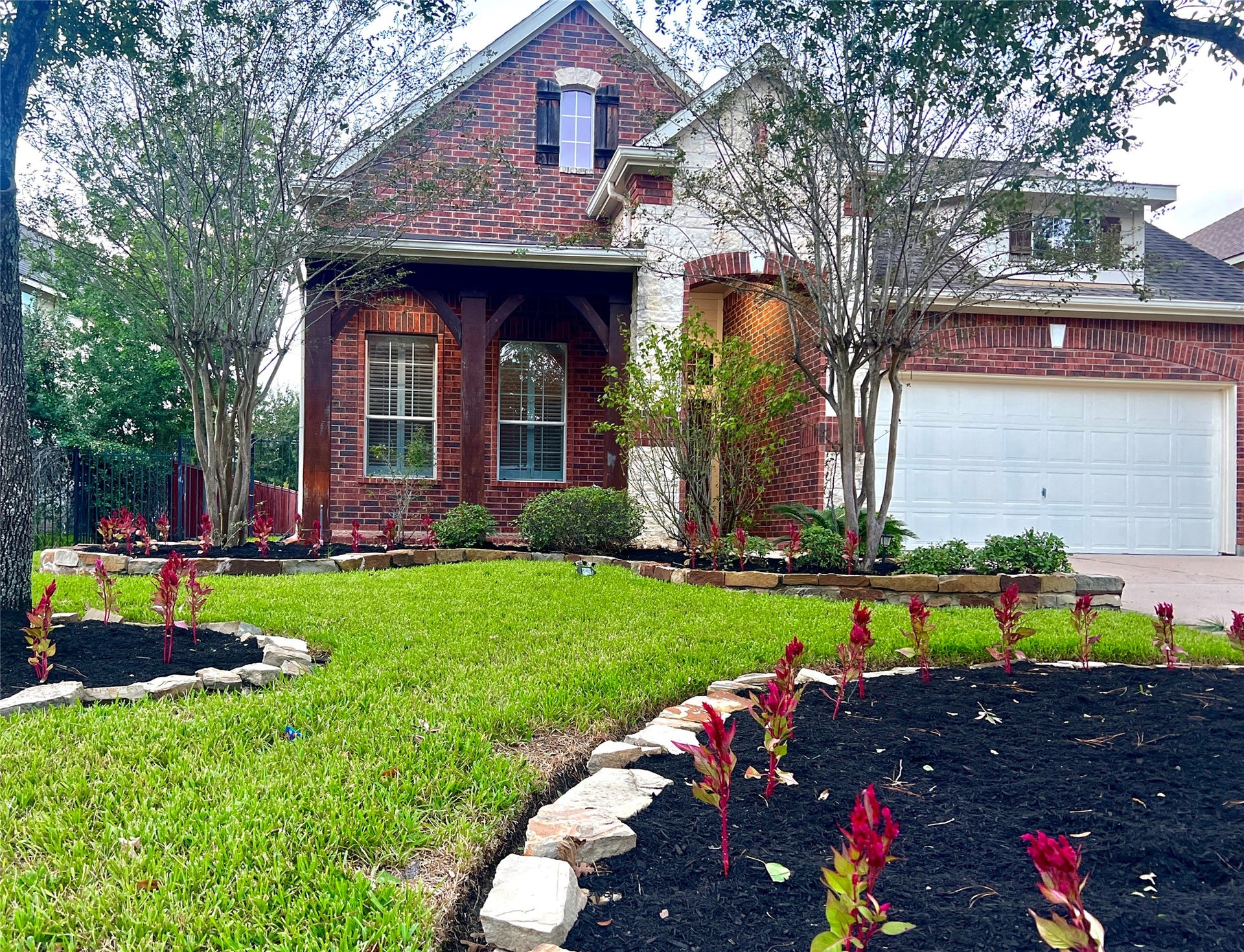 106 W Arbor Camp Circle, Spring, TX 77389 Welcome to your cozy new home in the heart of Creekside just a bike ride away from top schools, over 200 mi of trails and all the amenities The Woodlands has to offer. Resort style living and nearly maintenance-free