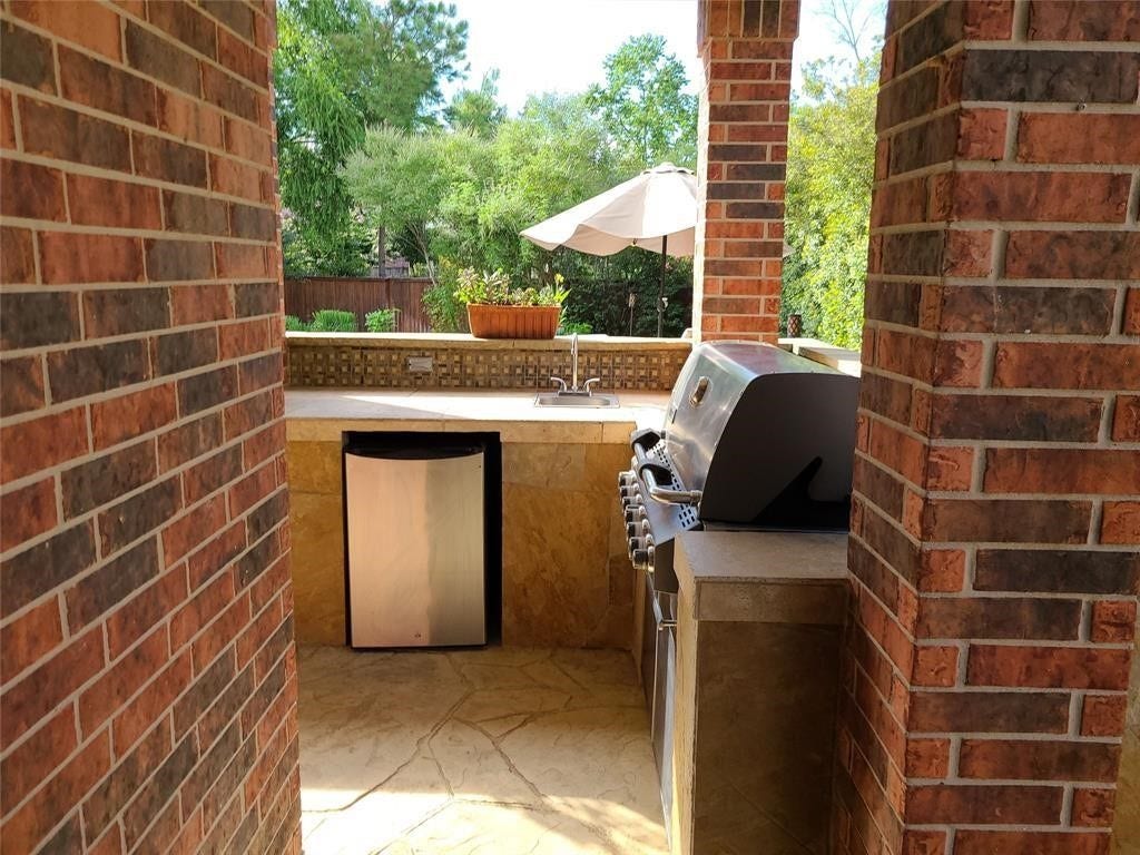 106 W Arbor Camp Circle, Spring, TX 77389 Outdoor kitchen under covered patio