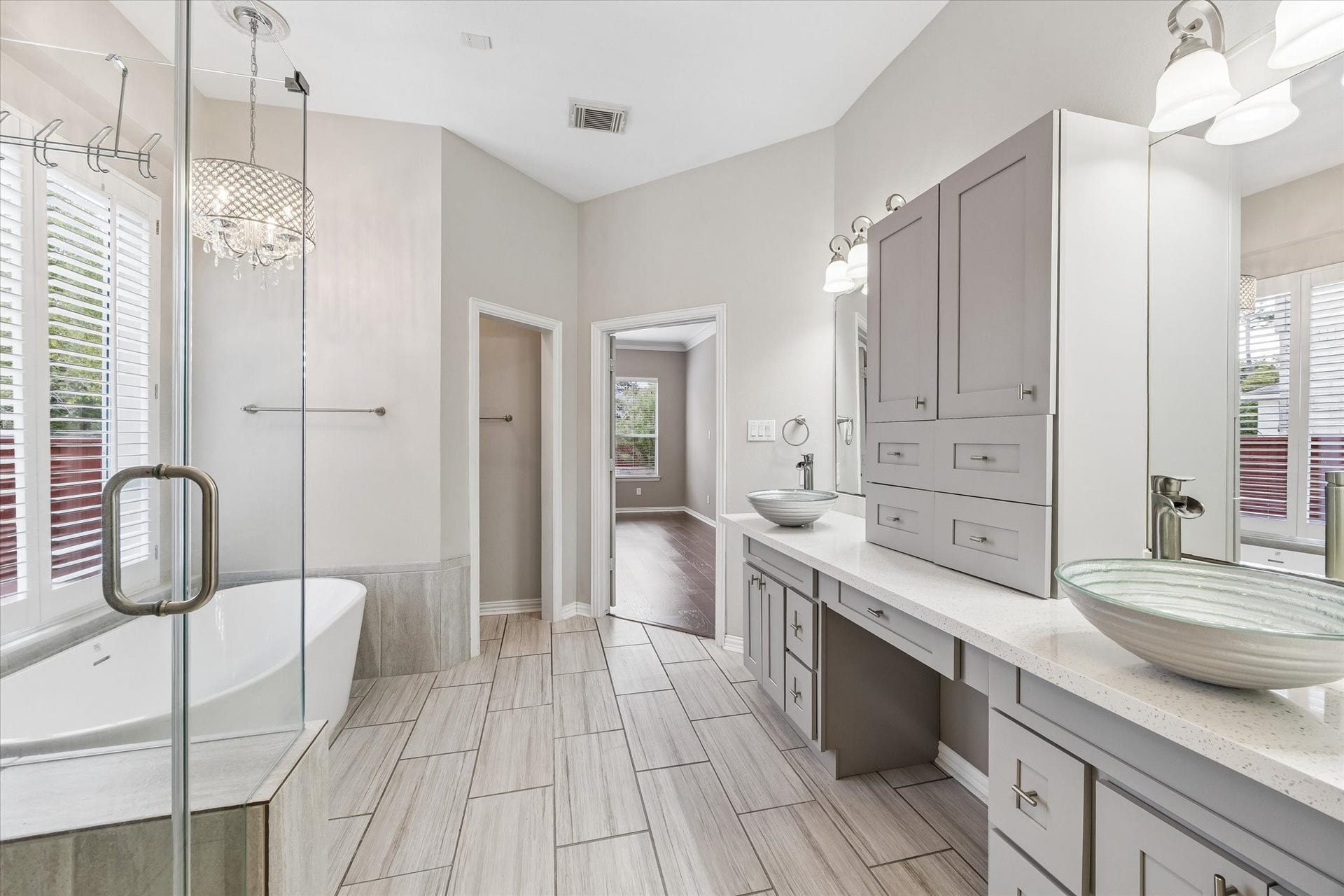 106 W Arbor Camp Circle, Spring, TX 77389 Sleek updated primary bath with updated light fixtures