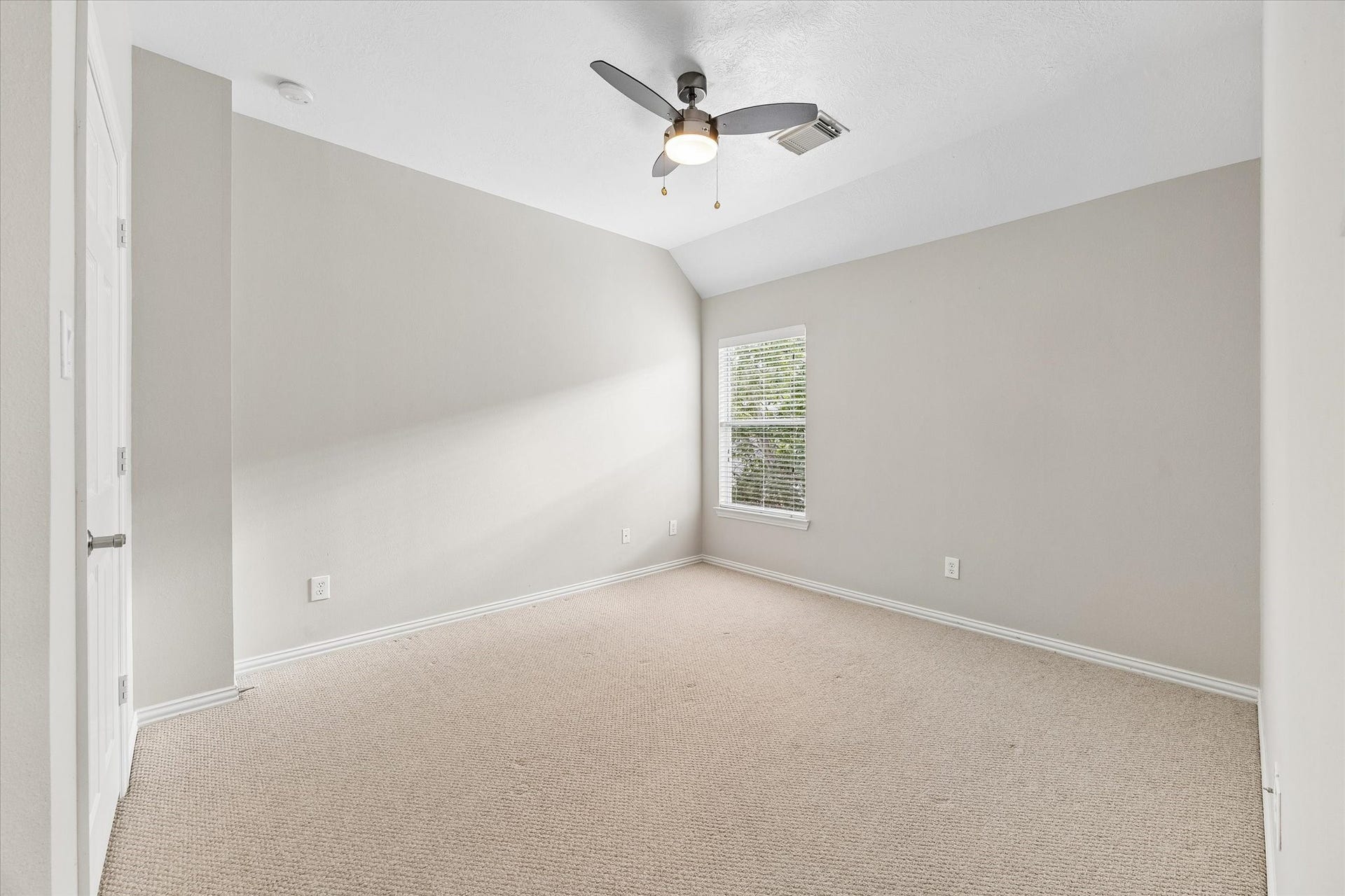 106 W Arbor Camp Circle, Spring, TX 77389 Third of three secondary bedrooms upstairs. All bedrooms have ceiling fans.