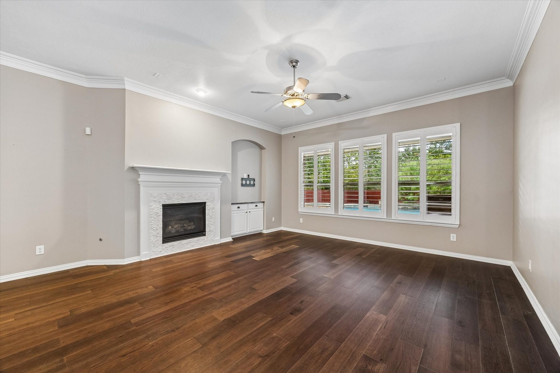 106 W Arbor Camp Circle, Spring, TX 77389 Cozy evenings spent entertaining in your spacious living room overlooking the pool