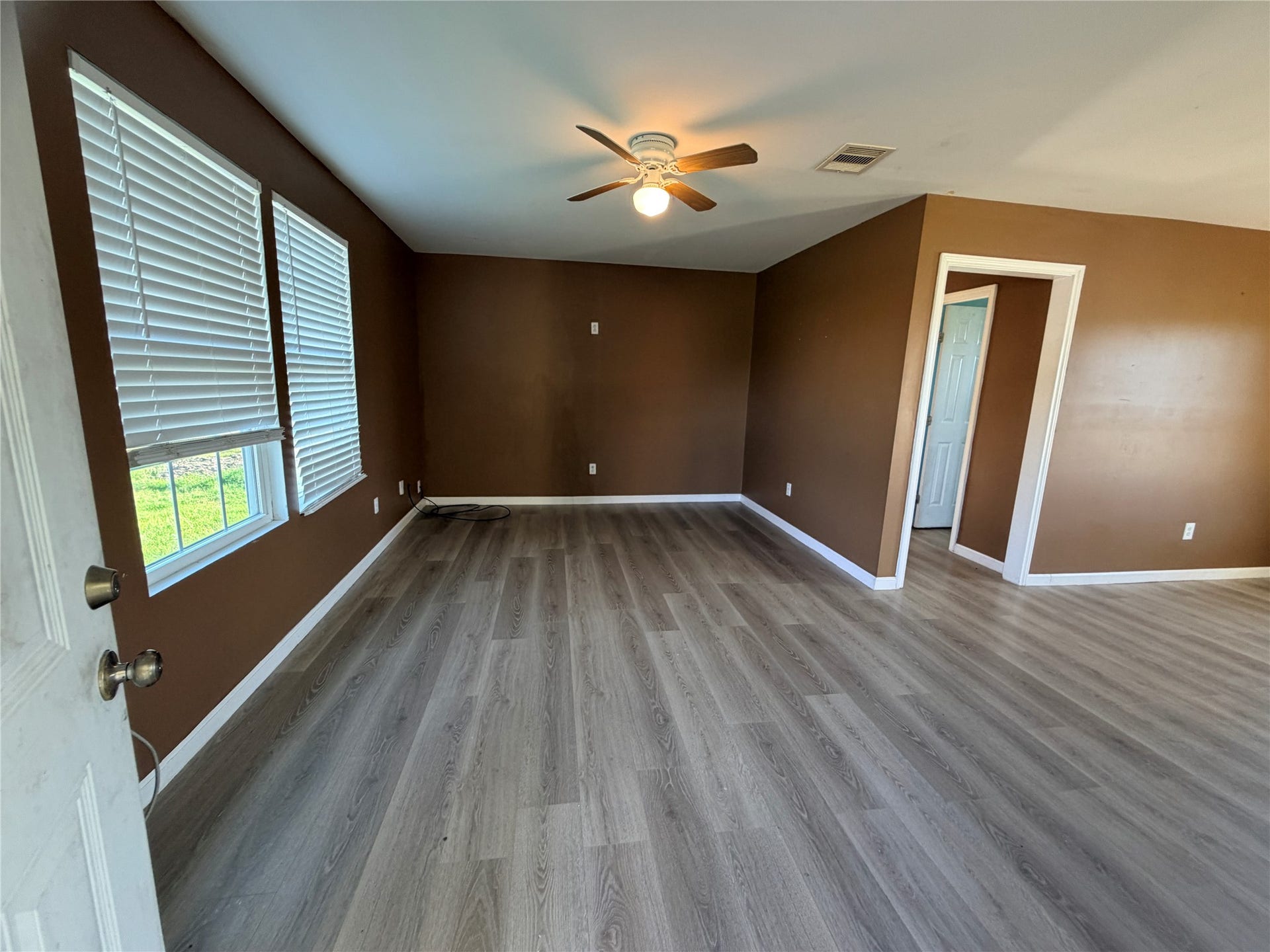 Entry/ living room
