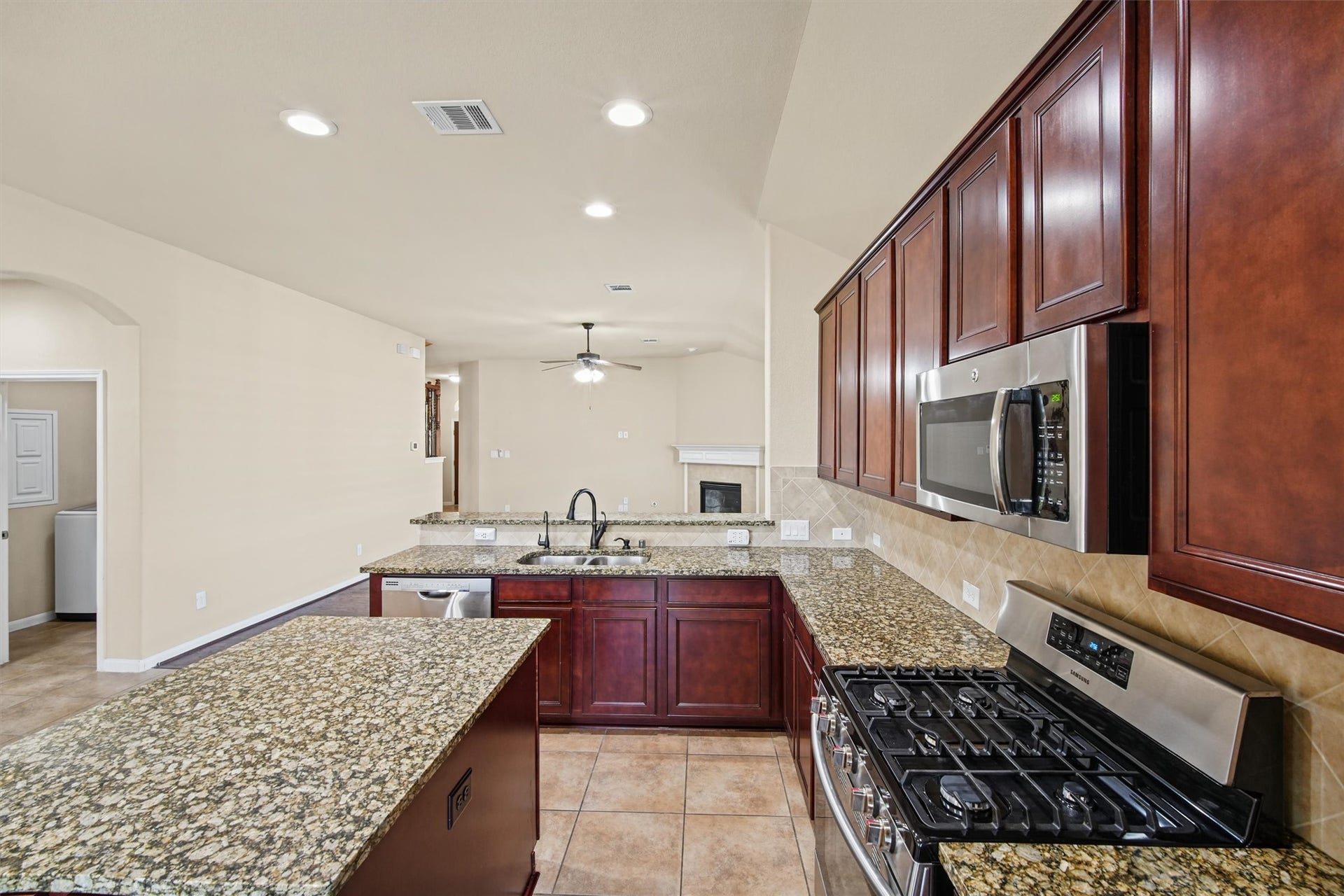 Gas range, microwave, and plenty of counter space!