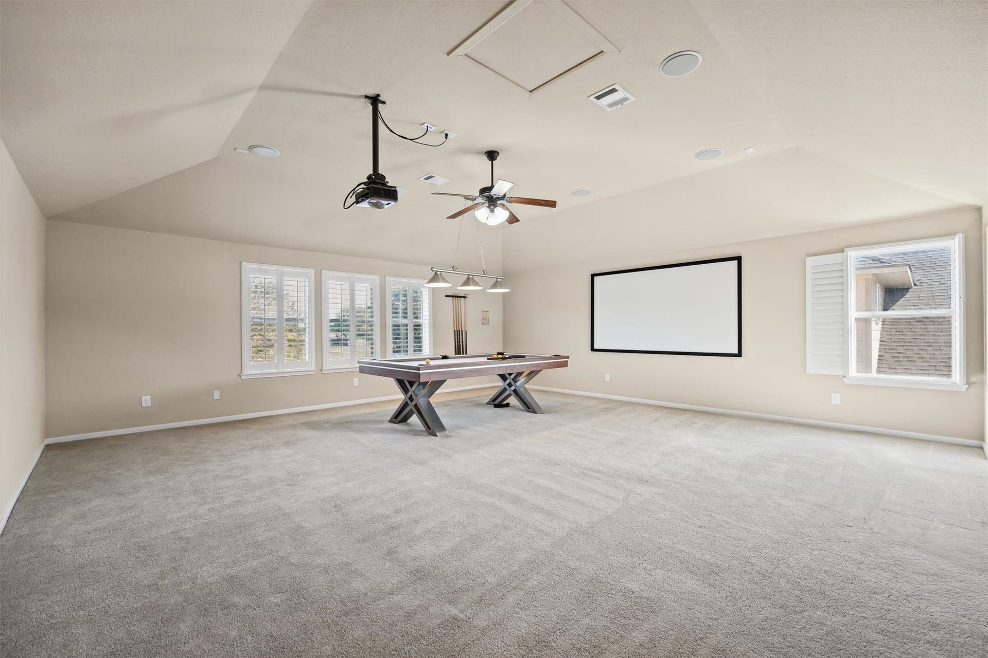 Huge Flex Space which can be used as a media/gameroom combo.
