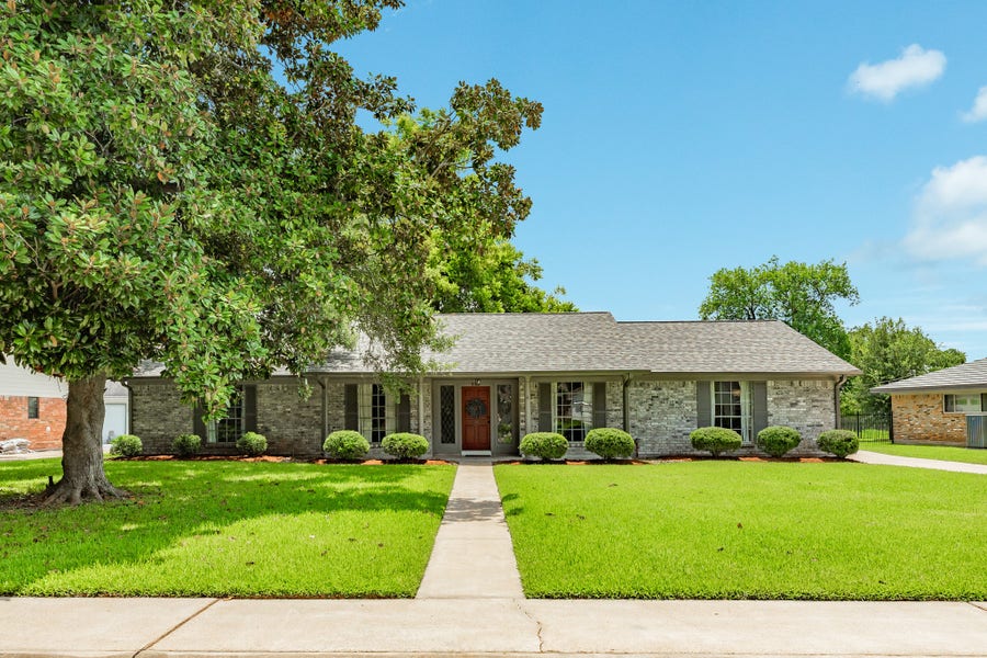 Property photo for 320 Linden Lane, Lake Jackson, TX