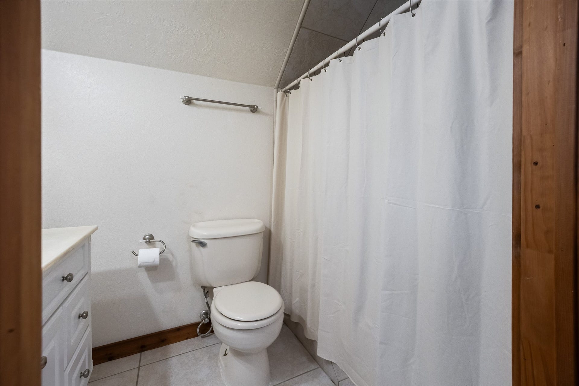 27874 Riley Road, Waller, TX 77484 A tub and shower combination adds everyday convenience to this upstairs bathroom, making it a practical space for overnight guests or family.