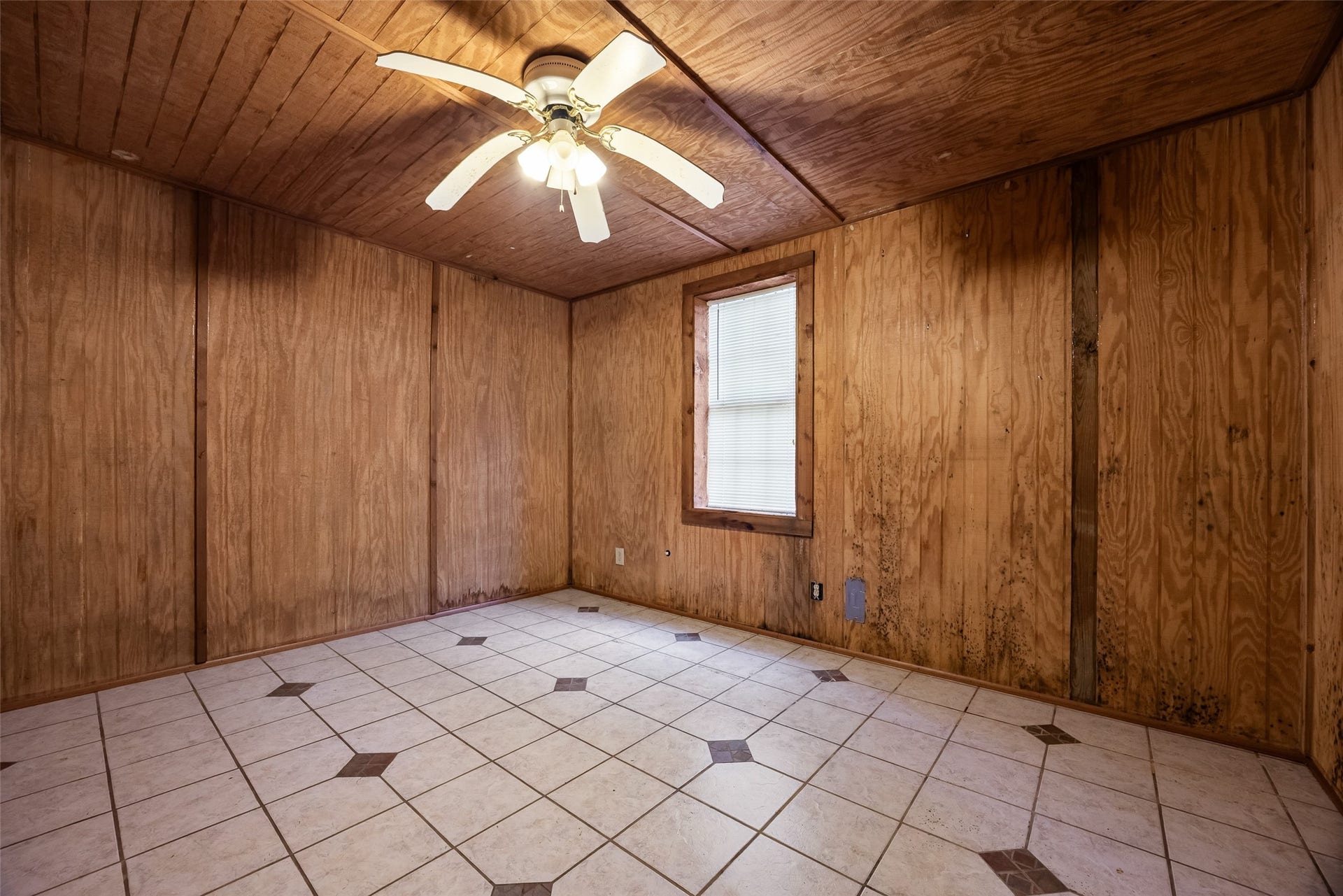 27874 Riley Road, Waller, TX 77484 The open area in the barns tack room offers flexible space for storage, hobbies or a private retreat, complete with tile floors, wood-paneled walls, a window A/C unit and a cooling ceiling fan.