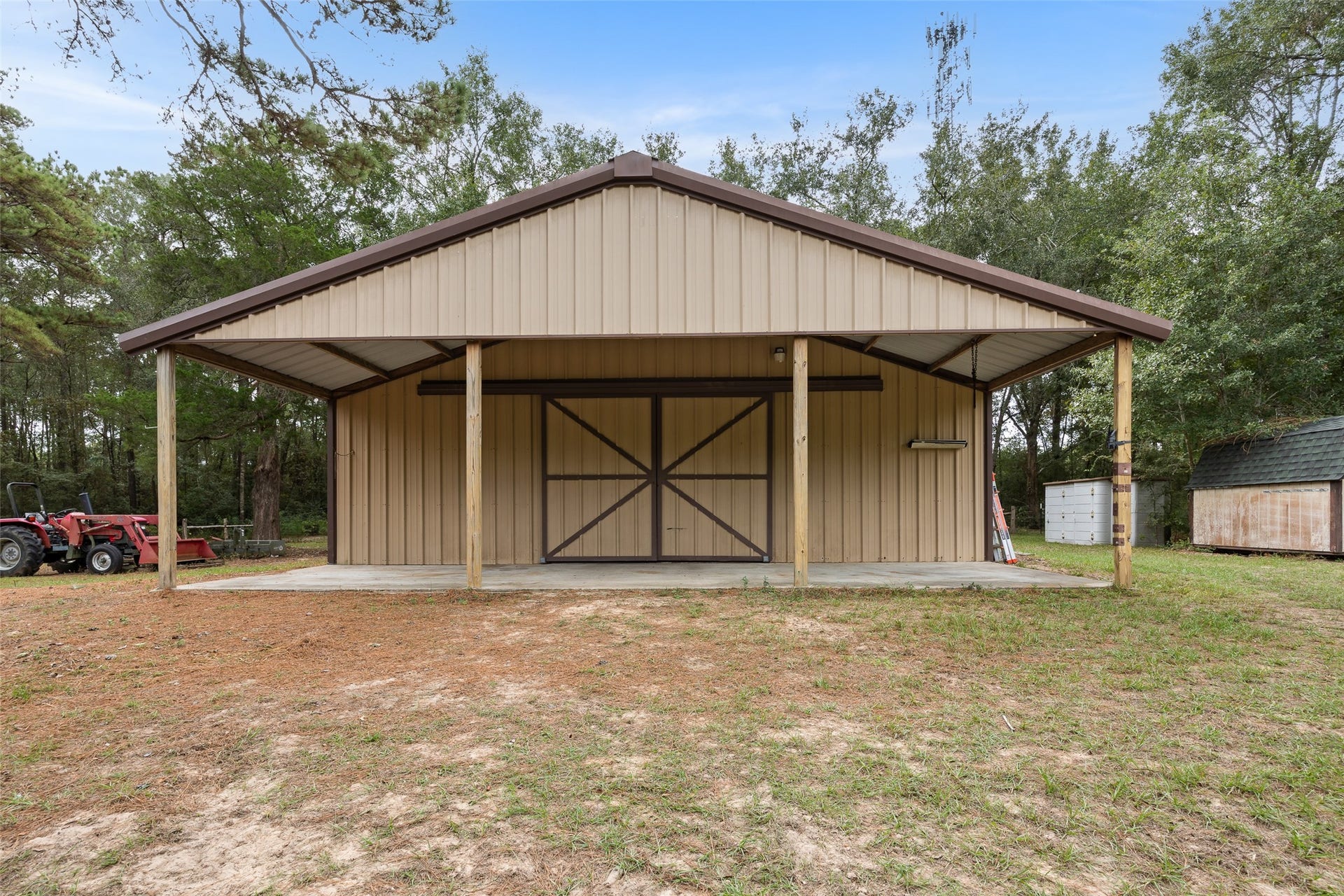 27874 Riley Road, Waller, TX 77484 With its large covered area, large sliding doors and peaceful wooded surroundings, this versatile barn is a wonderful addition to the property. There's plenty of room to pursue your country lifestyle here.