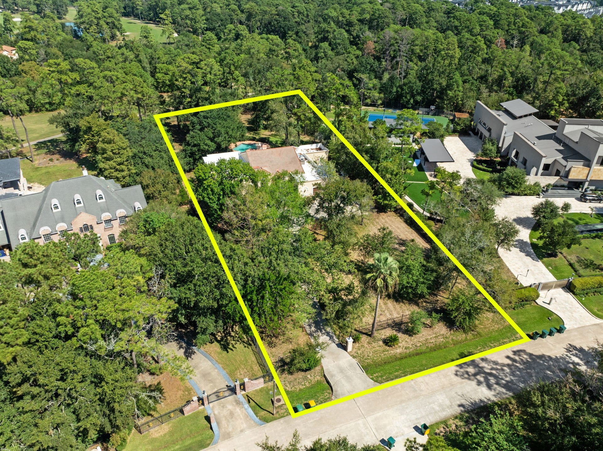 43 N Longspur Drive, The Woodlands, TX 77380 The property currently features an existing home and pool that are considered non-remodelable, providing a blank canvas to build your dream home of up to 10,000 square feet. Potential for additional square footage is available through a variance.