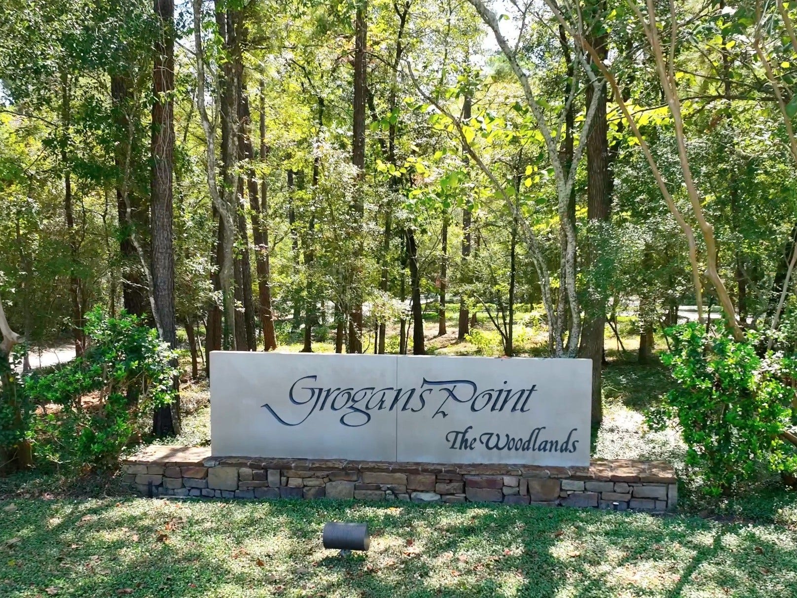 43 N Longspur Drive, The Woodlands, TX 77380 Welcome to the estate neighborhood of Grogan's Point!