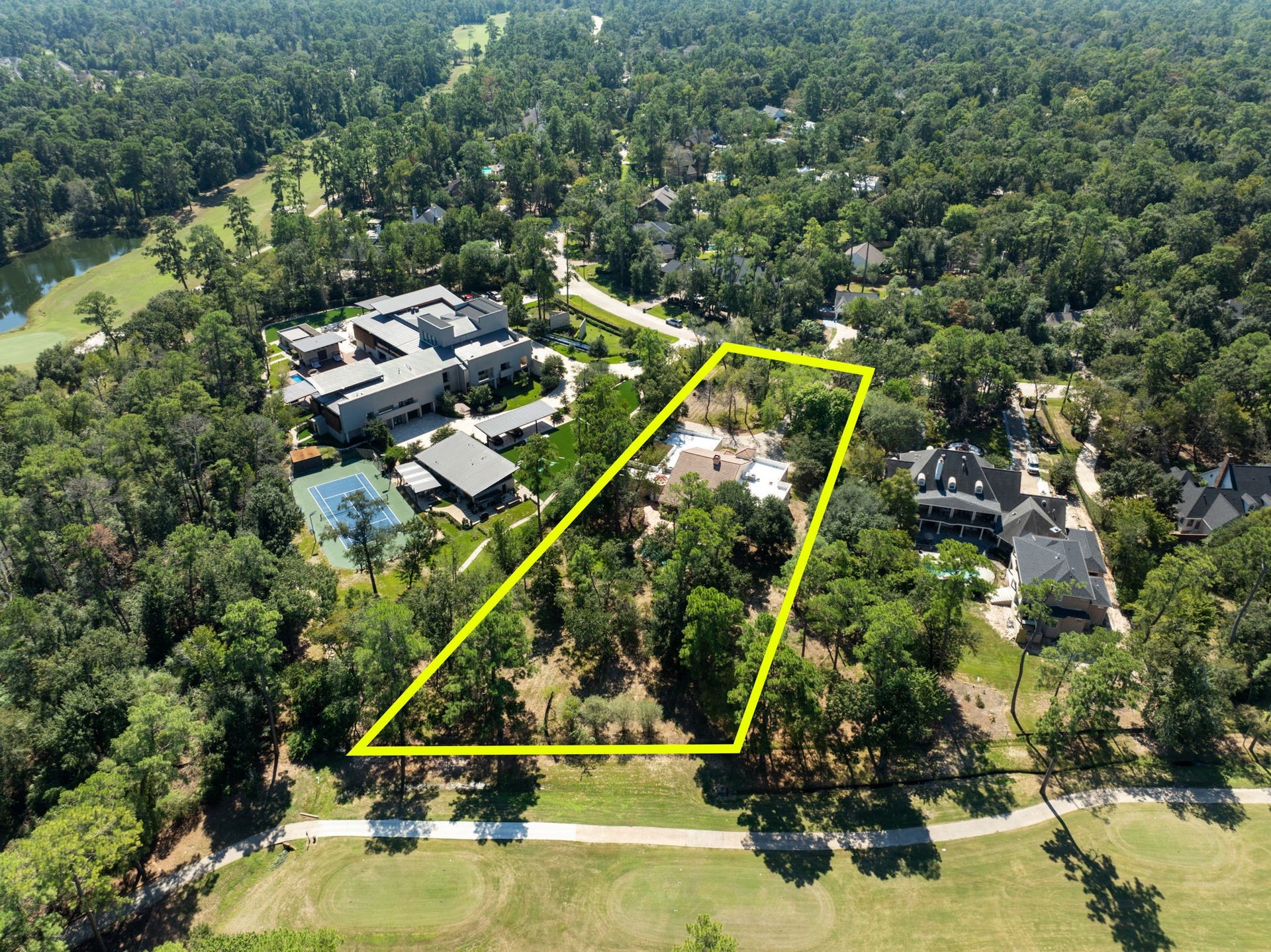43 N Longspur Drive, The Woodlands, TX 77380 This expansive 1.4-acre lot in the prestigious Grogan's Point neighborhood offers a premier location directly on the Oaks Golf Course, providing the perfect blank slate for your custom dream home.