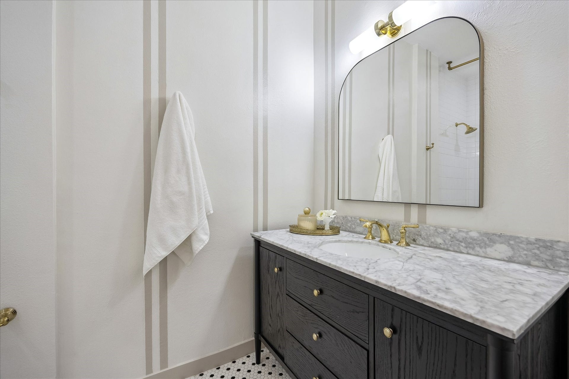 1635 Harvard Street, Houston, TX 77008 The en suite bathroom for the secondary bedroom.