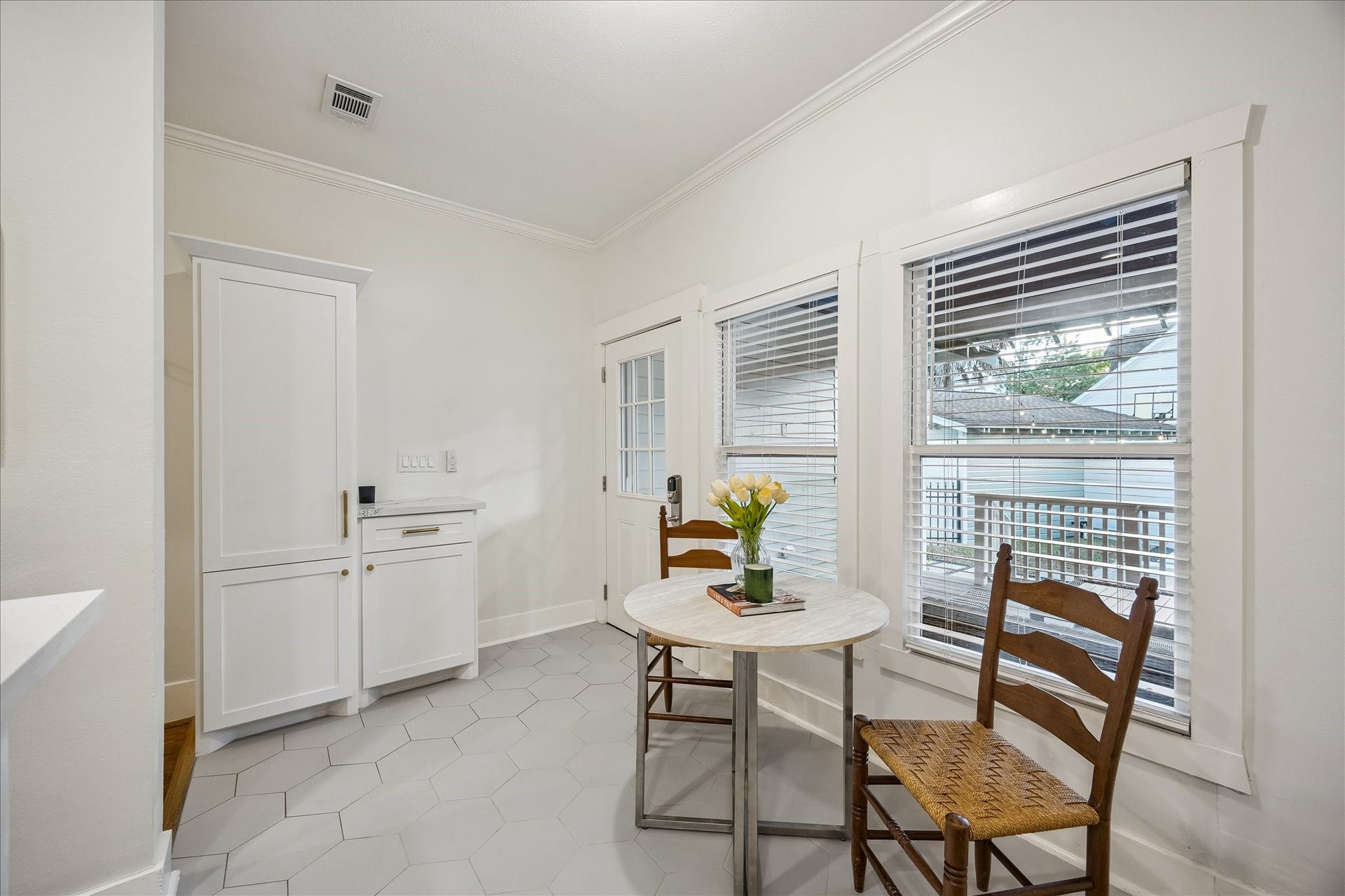 1635 Harvard Street, Houston, TX 77008 The breakfast area with a view to the back door. Thoughtfully placed cabinets serve as the perfect "Landing zone" for all the things after a long work day.