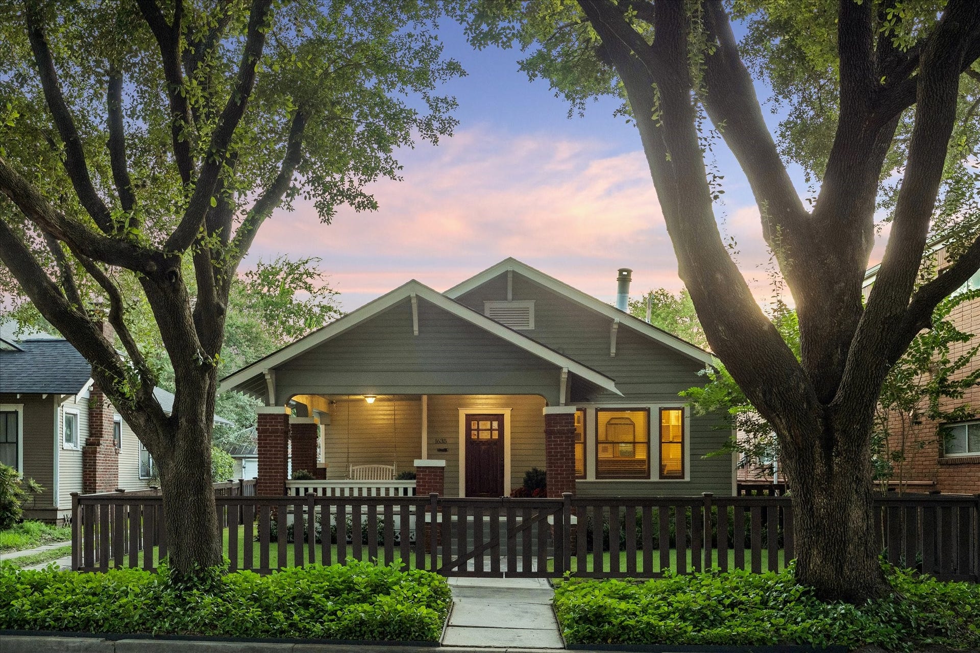 1635 Harvard Street, Houston, TX 77008 Welcome to your new home at 1635 Harvard, nestled in the heart of the Heights!!!