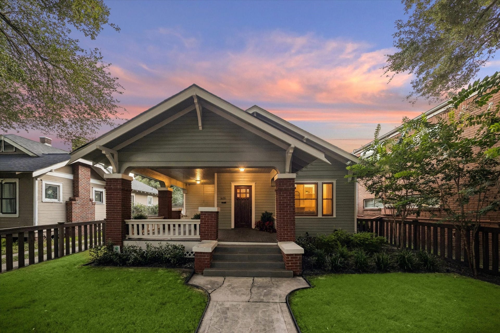 1635 Harvard Street, Houston, TX 77008 Don't miss this incredible opportunity to make this historic beauty your own! Reach out for a private showing today!