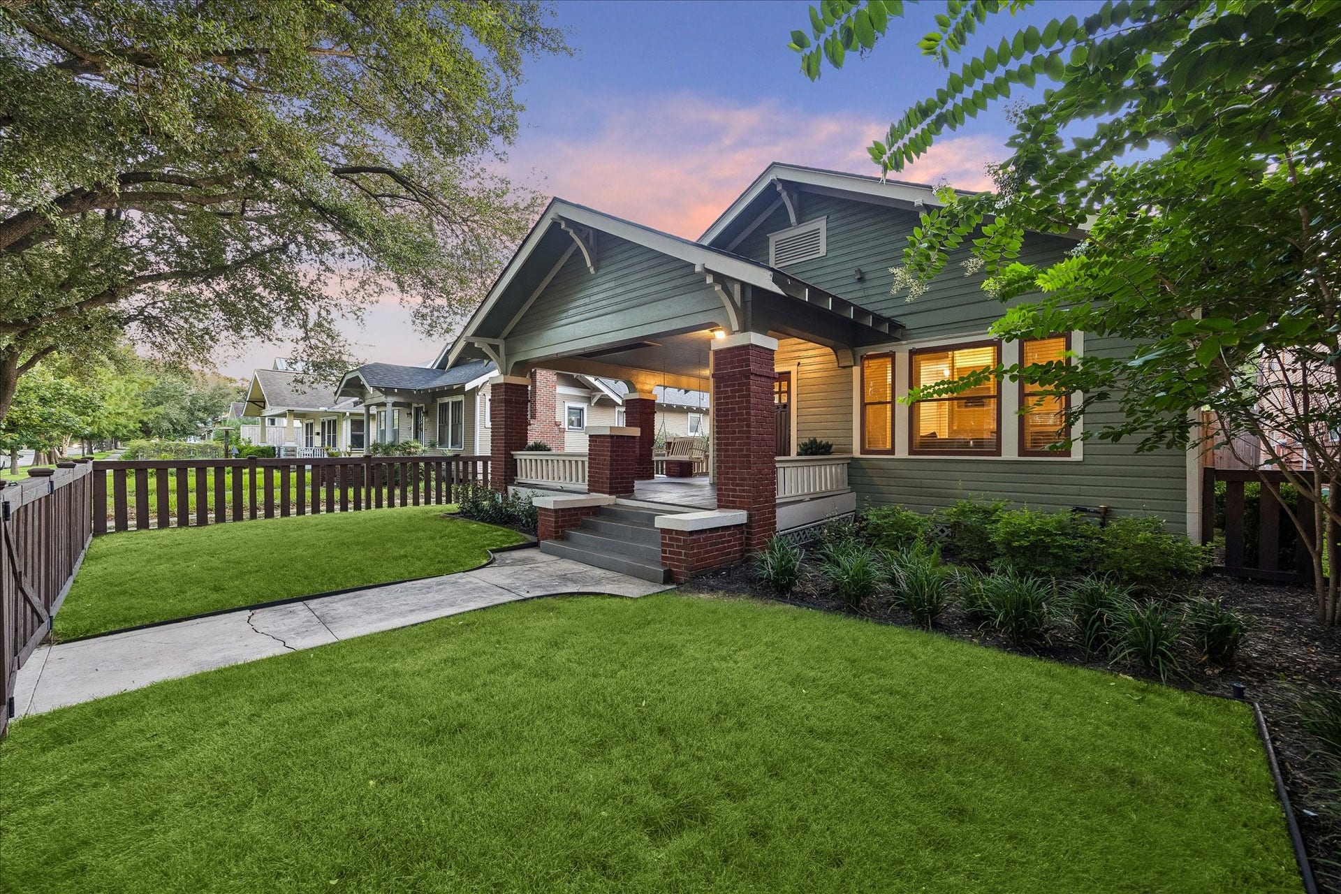 1635 Harvard Street, Houston, TX 77008 Beautiful landscaping, lush grass, and a quiet street makes it difficult to decide if you will spend your evenings on the front or back porch!