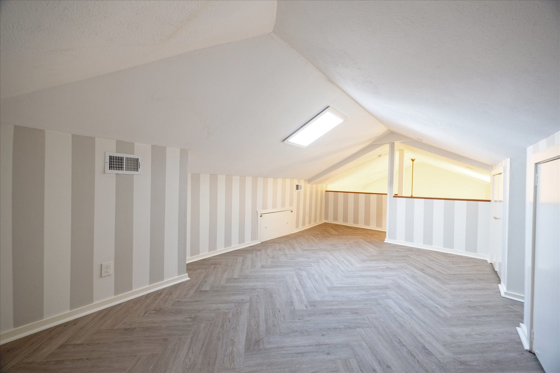 1635 Harvard Street, Houston, TX 77008 The loft space presents abundant options as a home office, media room, or yoga studio.
