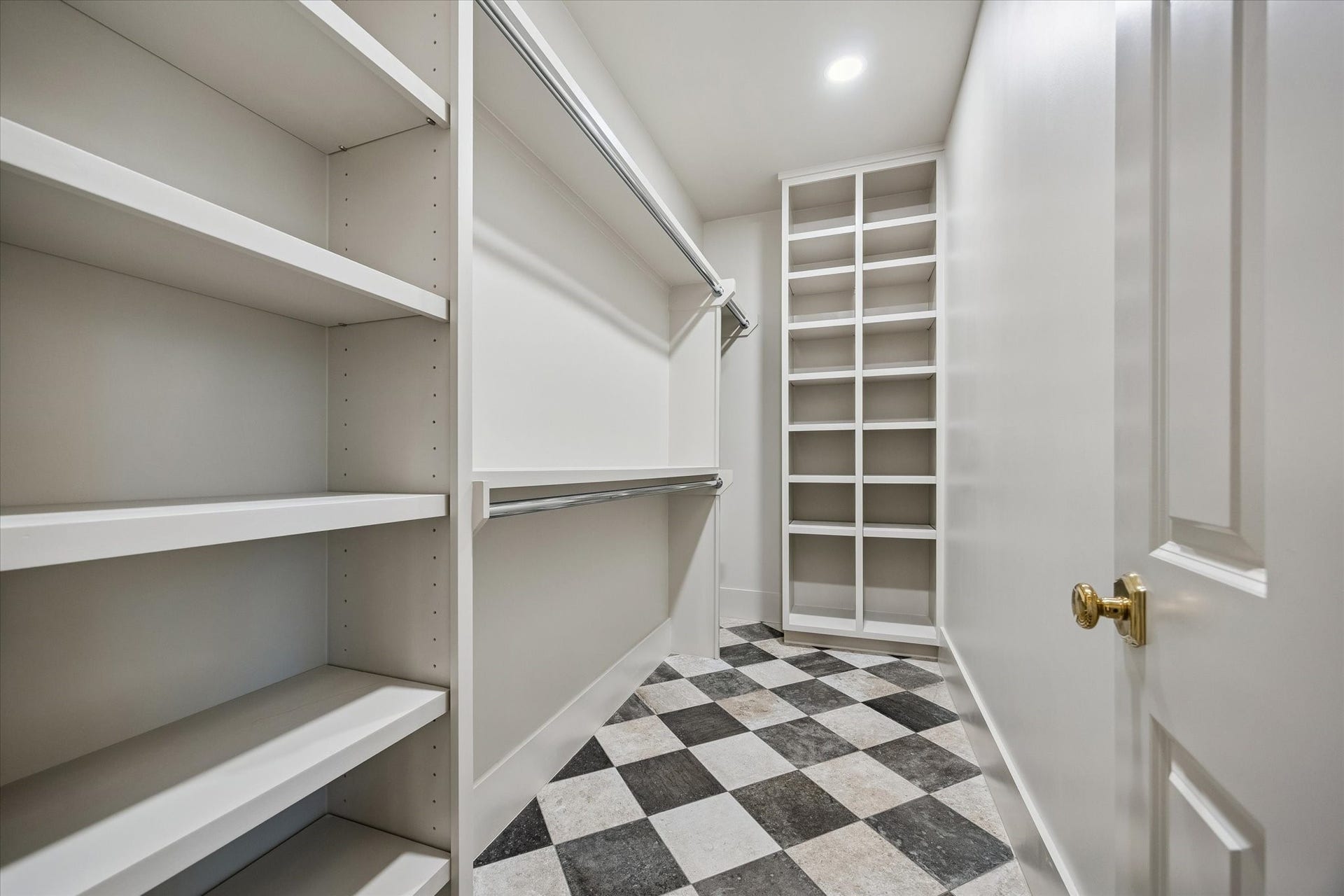 1635 Harvard Street, Houston, TX 77008 The primary closet in the addition features built-ins. This is one of TWO walk in closets for the primary bedroom.