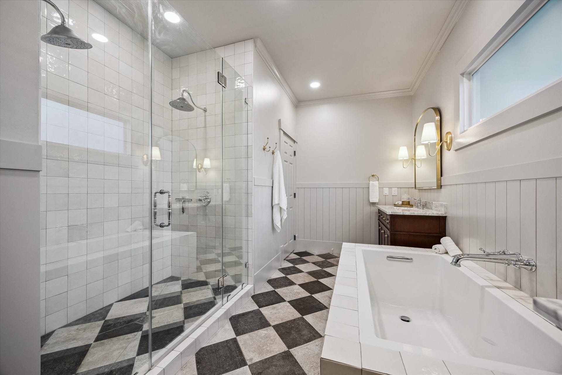 1635 Harvard Street, Houston, TX 77008 Amazing primary bath features dual shower head walk in shower; soaking tub; designer lighting; and dual vanities!