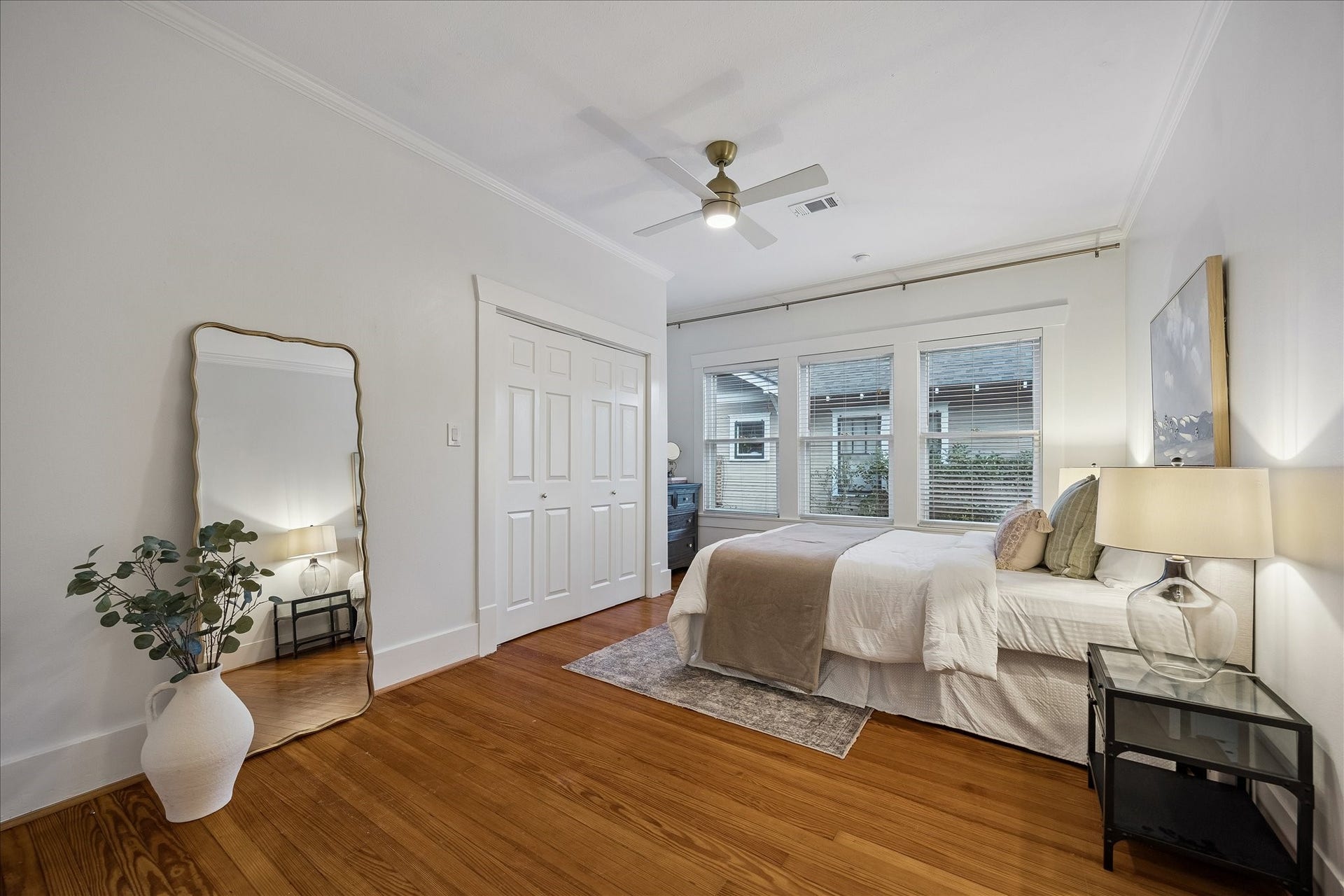 1635 Harvard Street, Houston, TX 77008 The secondary downstairs bedroom with en suite bath!