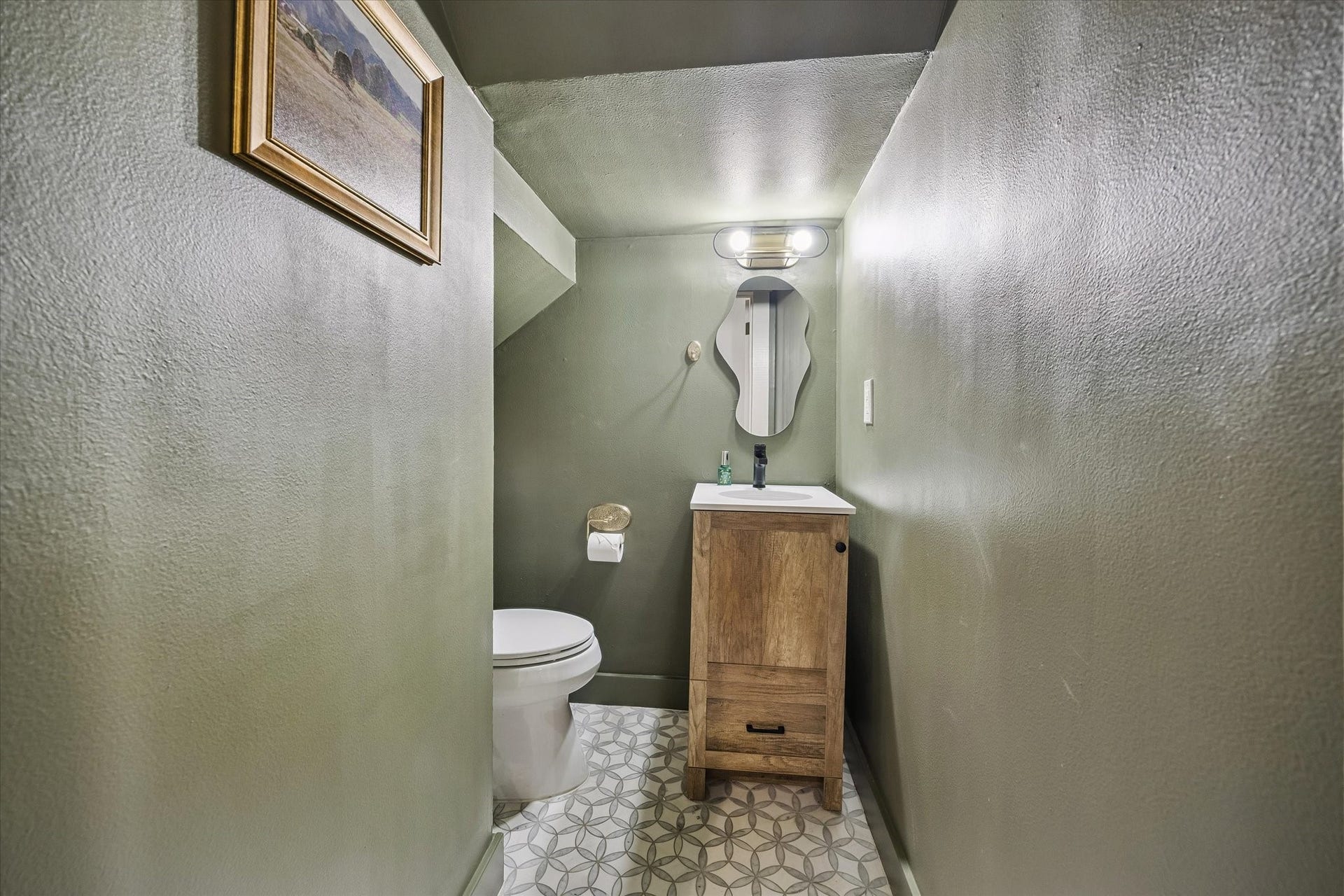 1635 Harvard Street, Houston, TX 77008 Tucked under the stairs is the powder bath.