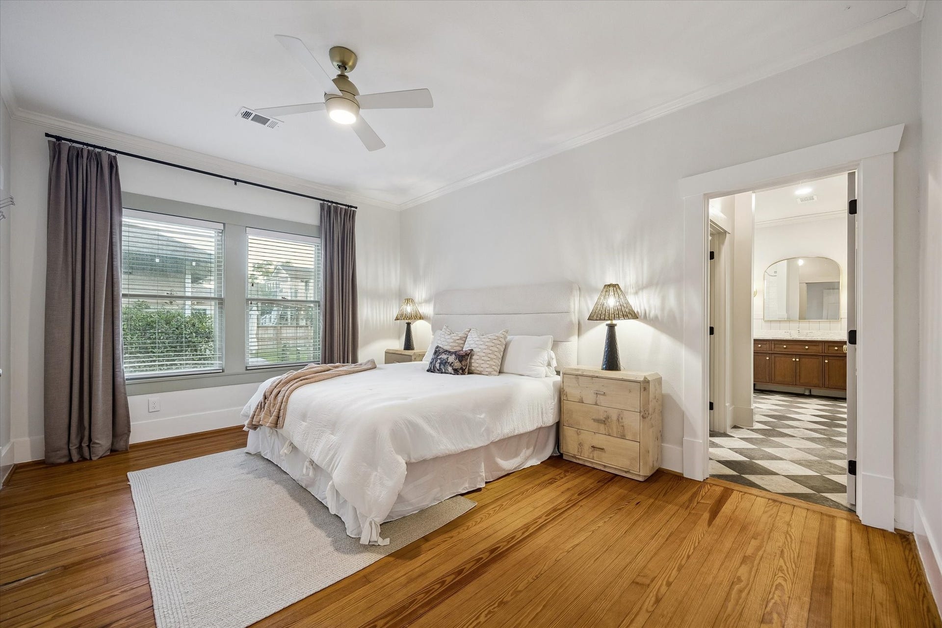 1635 Harvard Street, Houston, TX 77008 The primary bedroom with a view into the primary bath and closet addition.