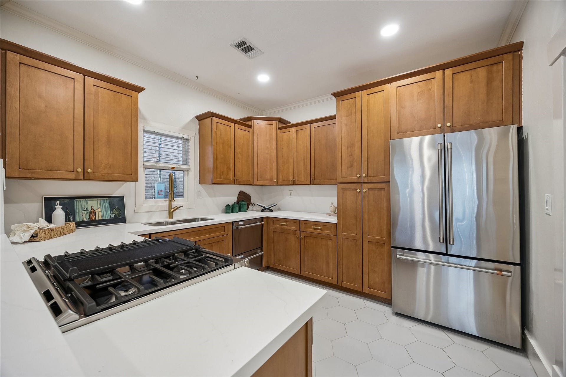 1635 Harvard Street, Houston, TX 77008 The gas cook top features downdraft ventilation. Refrigerator can convey with the house.