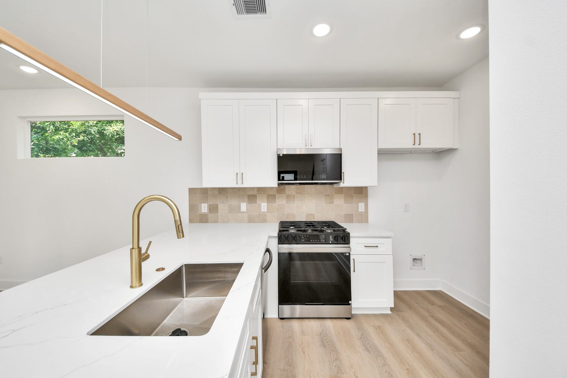 6131 Bacher Street, Houston, TX 77028 6131 Bacher Street, Houston, TX 77028