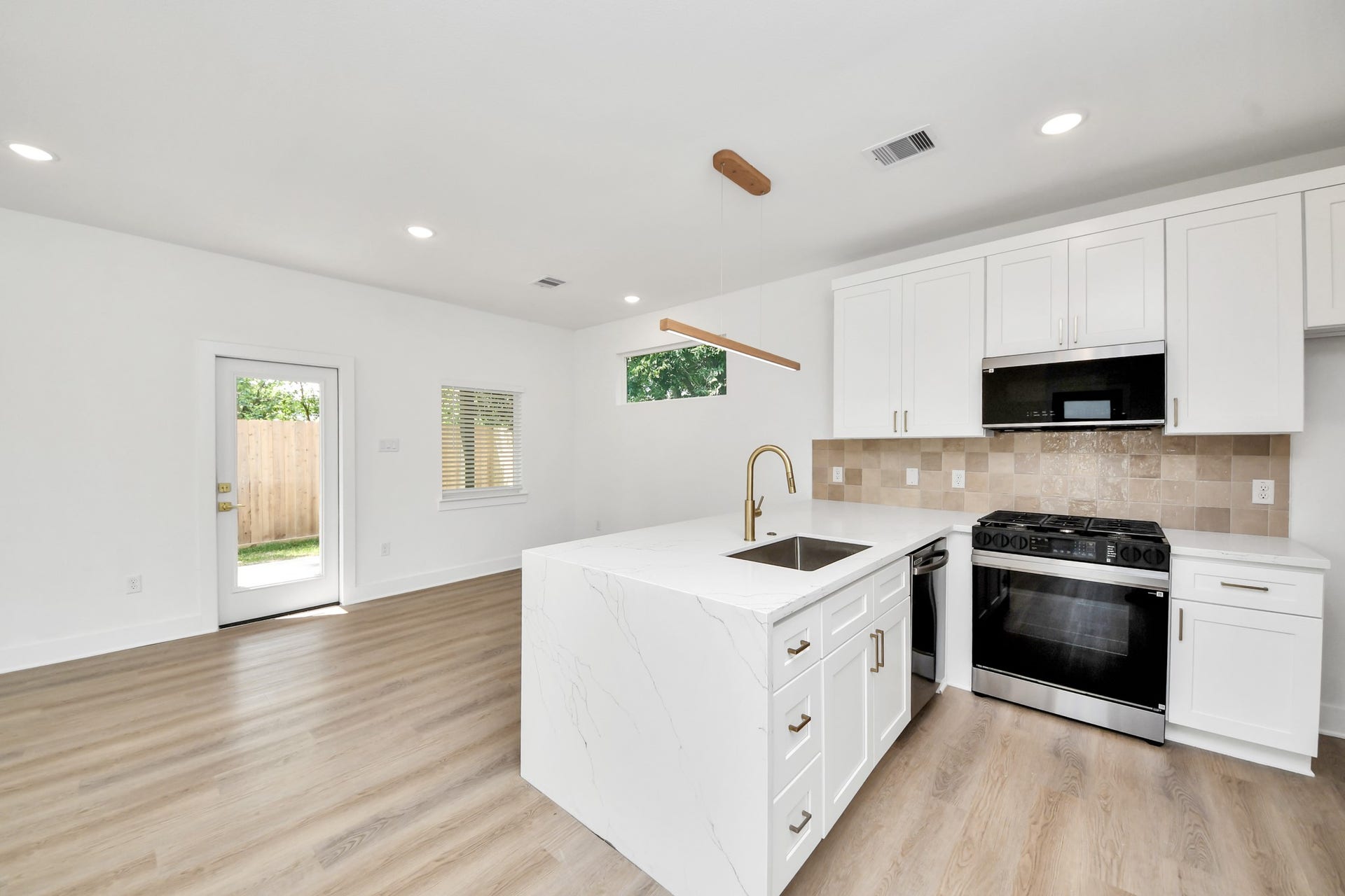 6131 Bacher Street, Houston, TX 77028 6131 Bacher Street, Houston, TX 77028