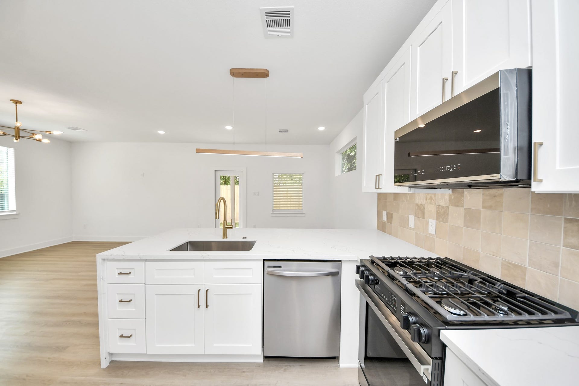 6131 Bacher Street, Houston, TX 77028 6131 Bacher Street, Houston, TX 77028