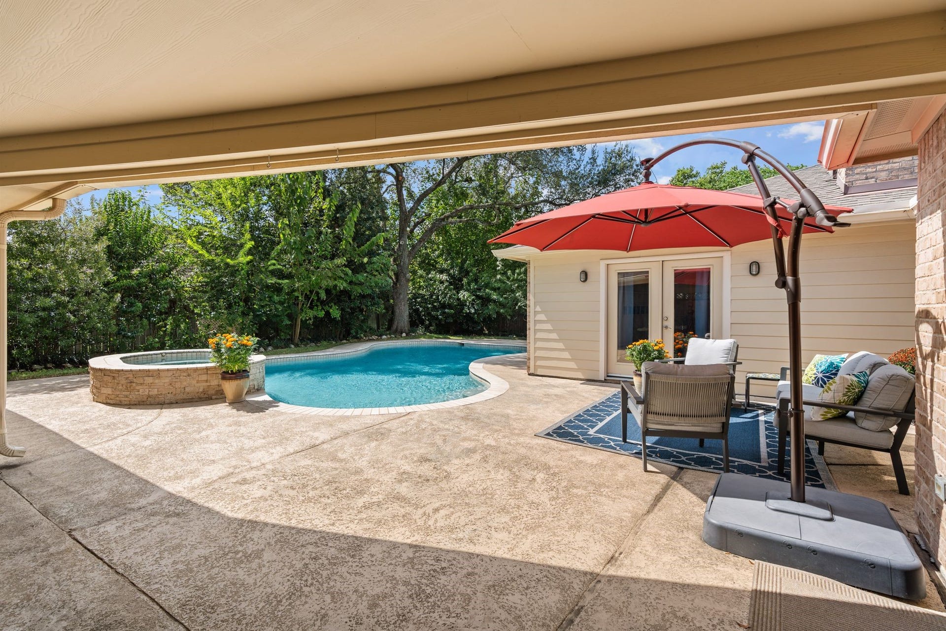 11519 Lakeside Place Drive, Houston, TX 77077 Experience outdoor living at its finest with this inviting backyard oasis.