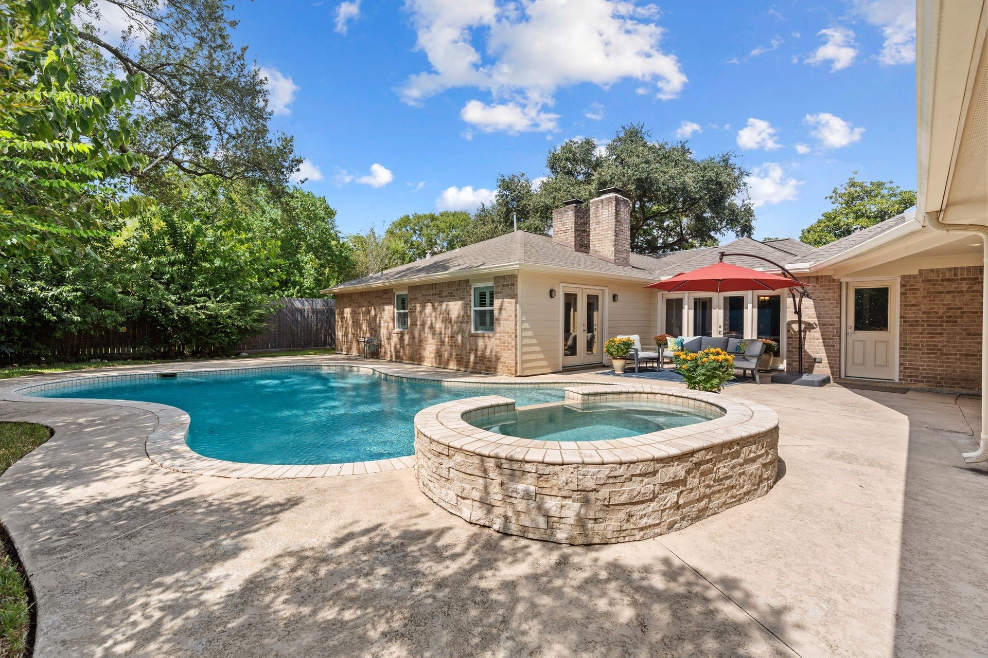 11519 Lakeside Place Drive, Houston, TX 77077 Outdoor luxury pool and hot tub.