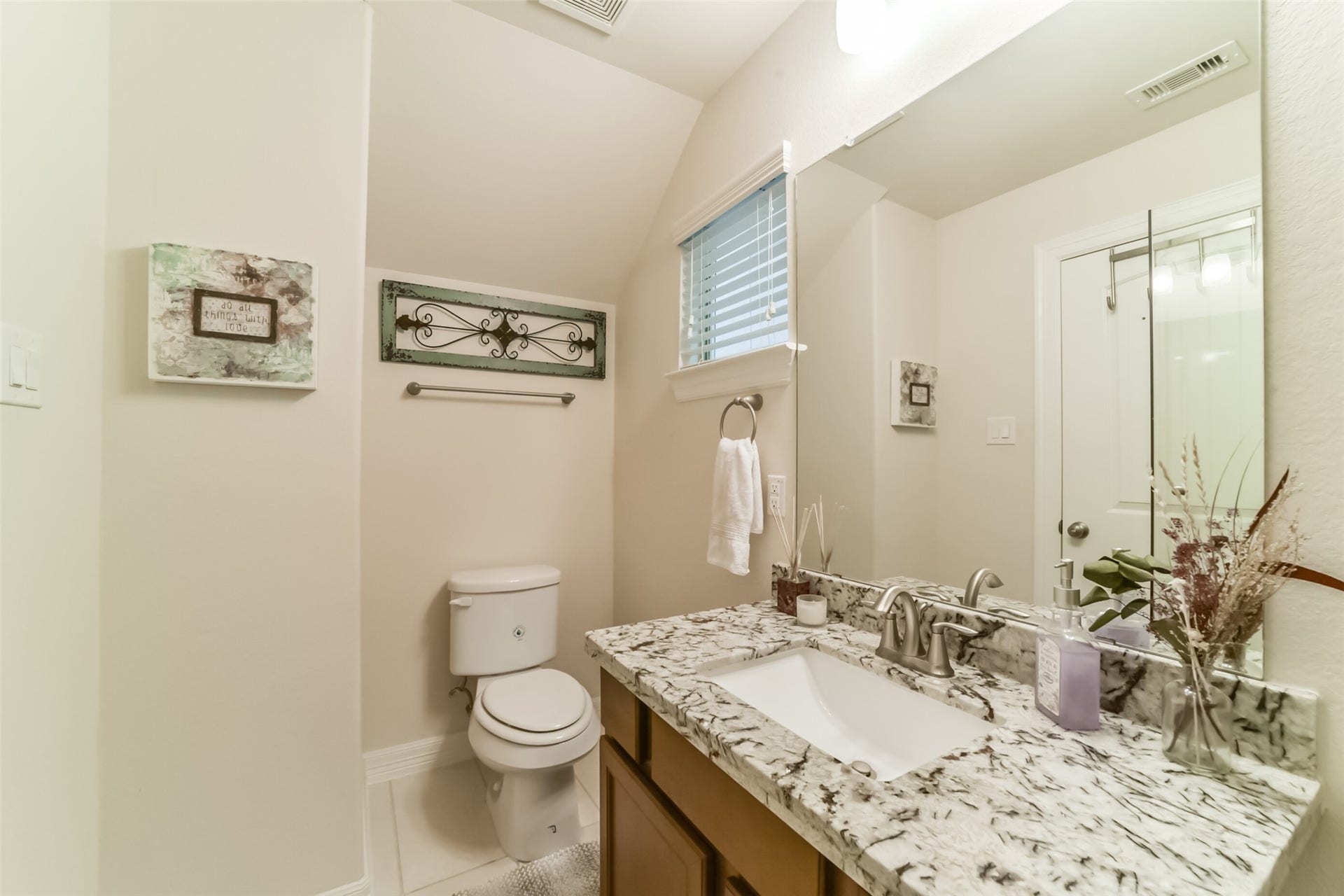 1517 Miles Oaks Place, Houston, TX 77043 Bathroom (1st floor)