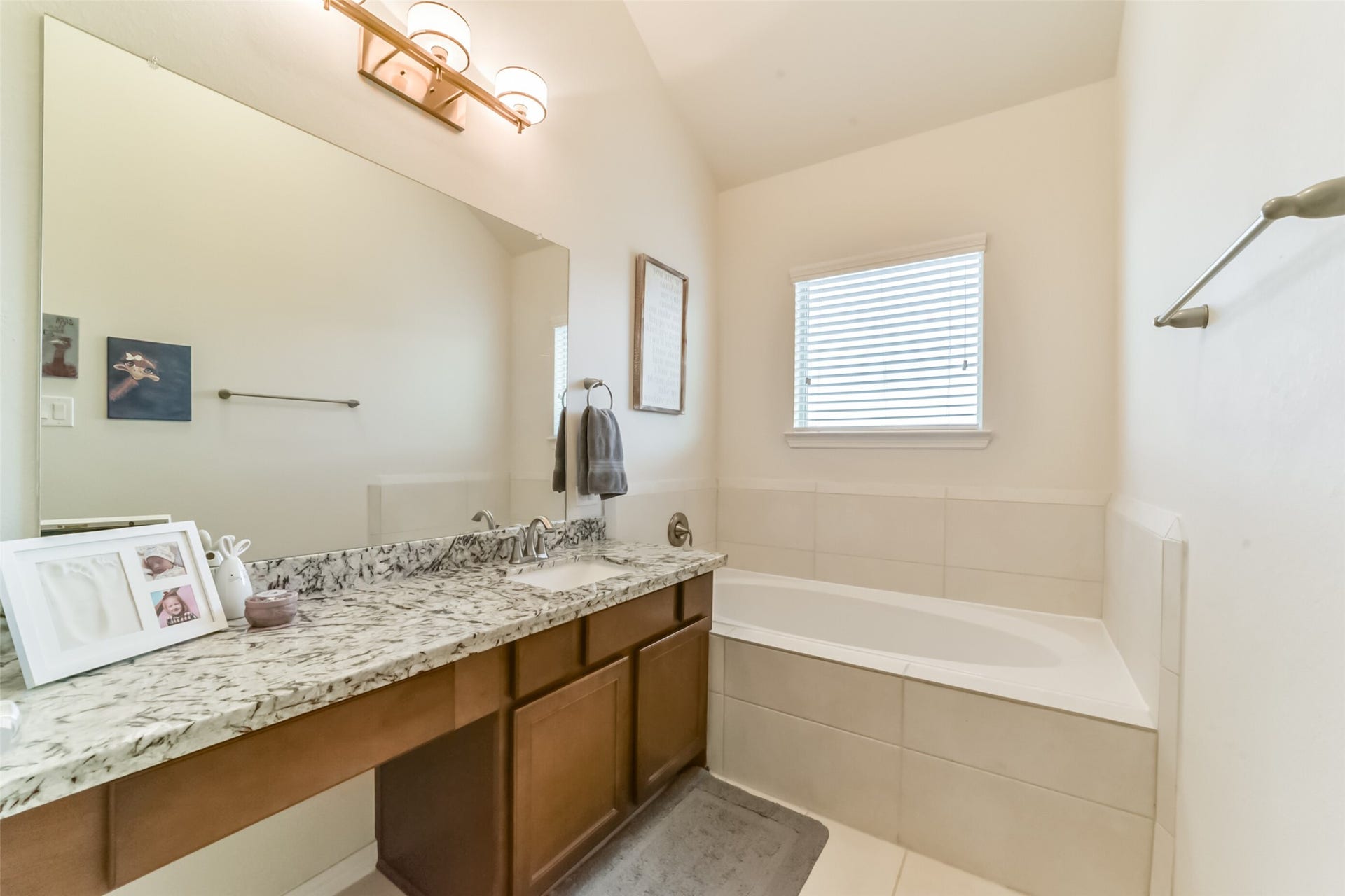 1517 Miles Oaks Place, Houston, TX 77043 2nd bathroom (3rd floor)