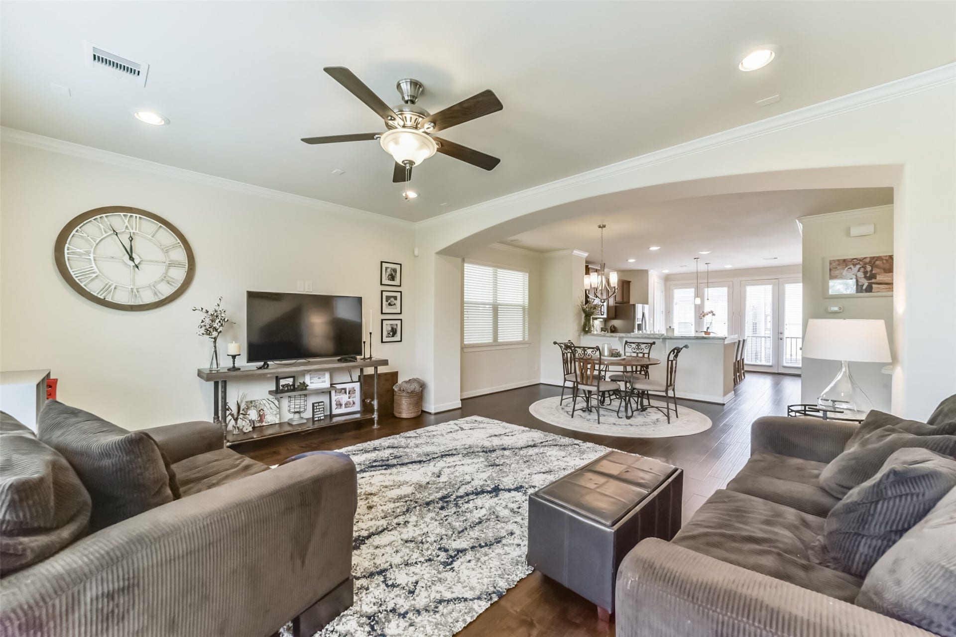 1517 Miles Oaks Place, Houston, TX 77043 Living room (2nd floor)