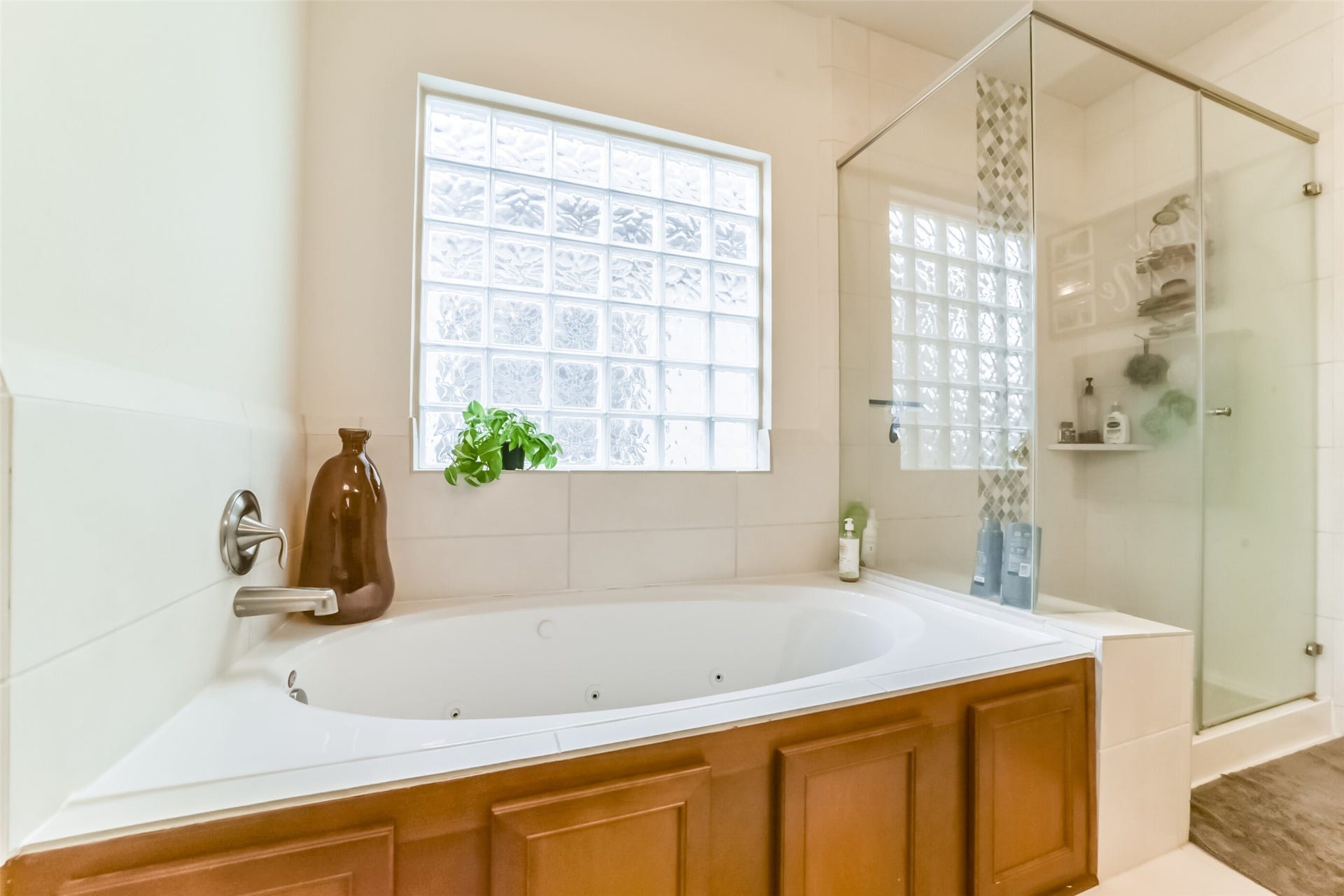 1517 Miles Oaks Place, Houston, TX 77043 Soaking tub - Primary bathroom