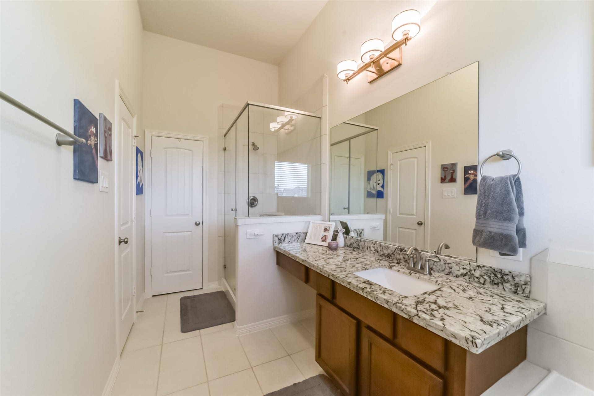 1517 Miles Oaks Place, Houston, TX 77043 2nd bathroom (3rd floor)