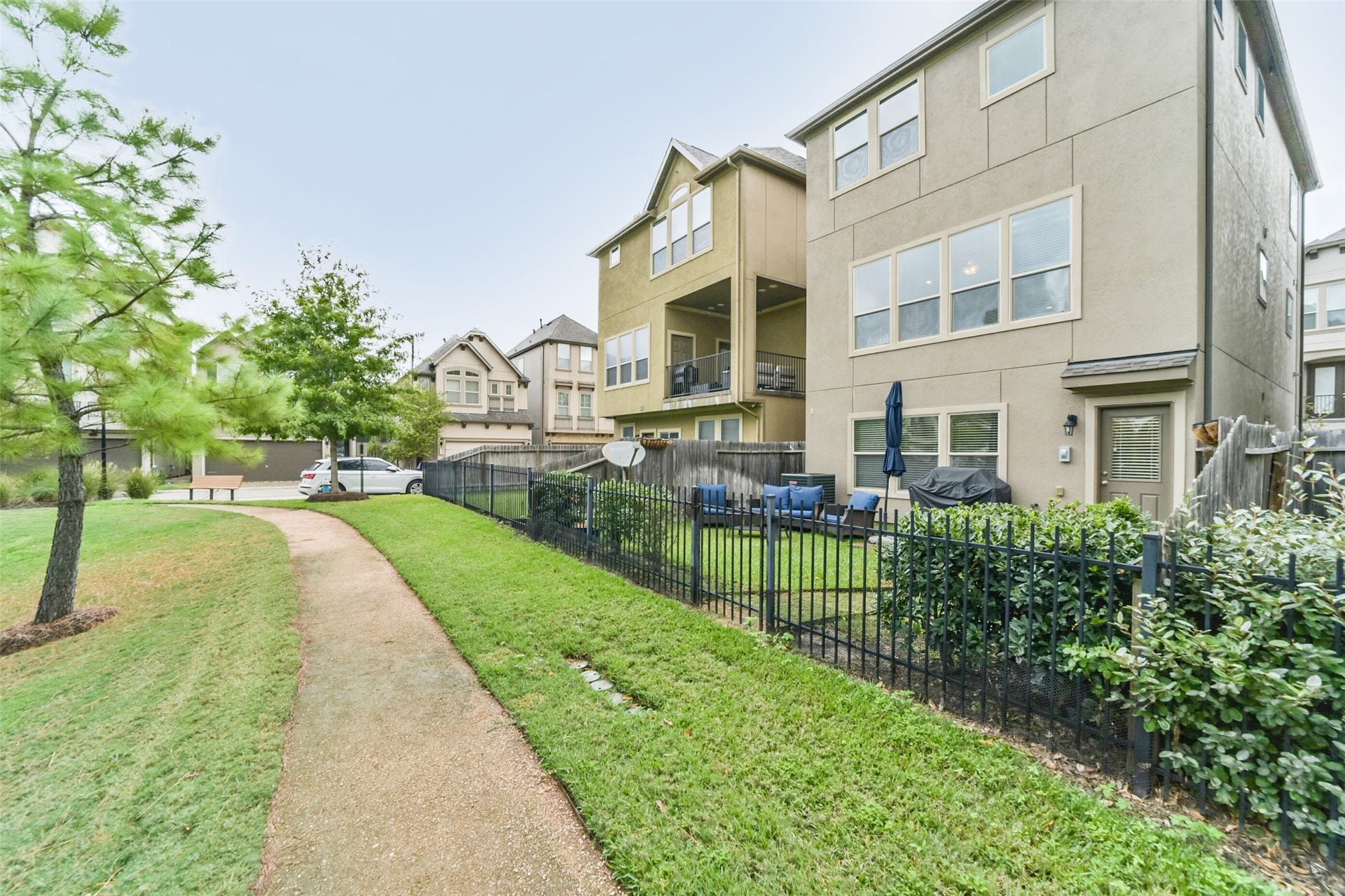 1517 Miles Oaks Place, Houston, TX 77043 Gate out to walking trail
