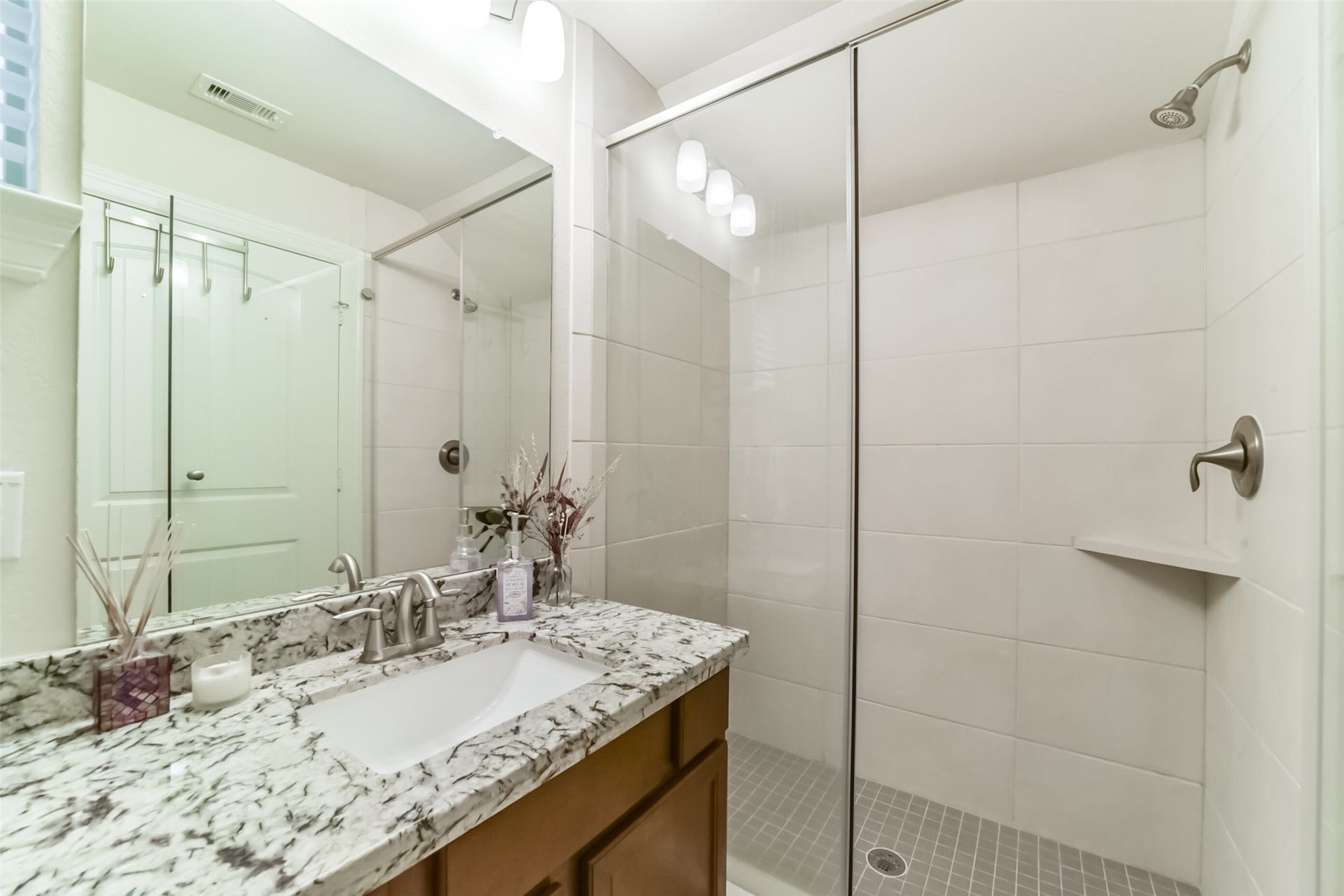 1517 Miles Oaks Place, Houston, TX 77043 Bathroom (1st Floor)