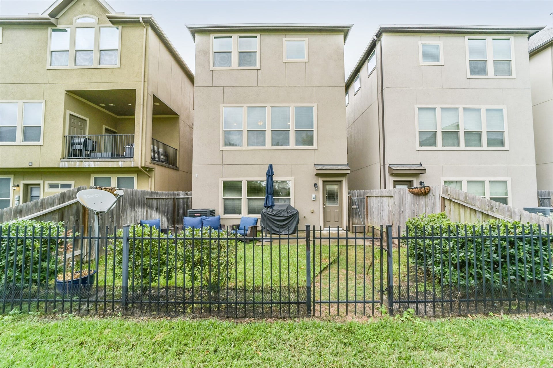 1517 Miles Oaks Place, Houston, TX 77043 Fenced backyard