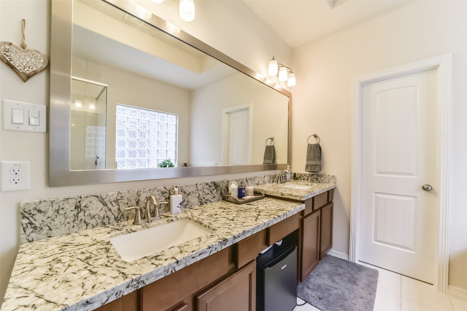 1517 Miles Oaks Place, Houston, TX 77043 Double sinks - Primary bathroom