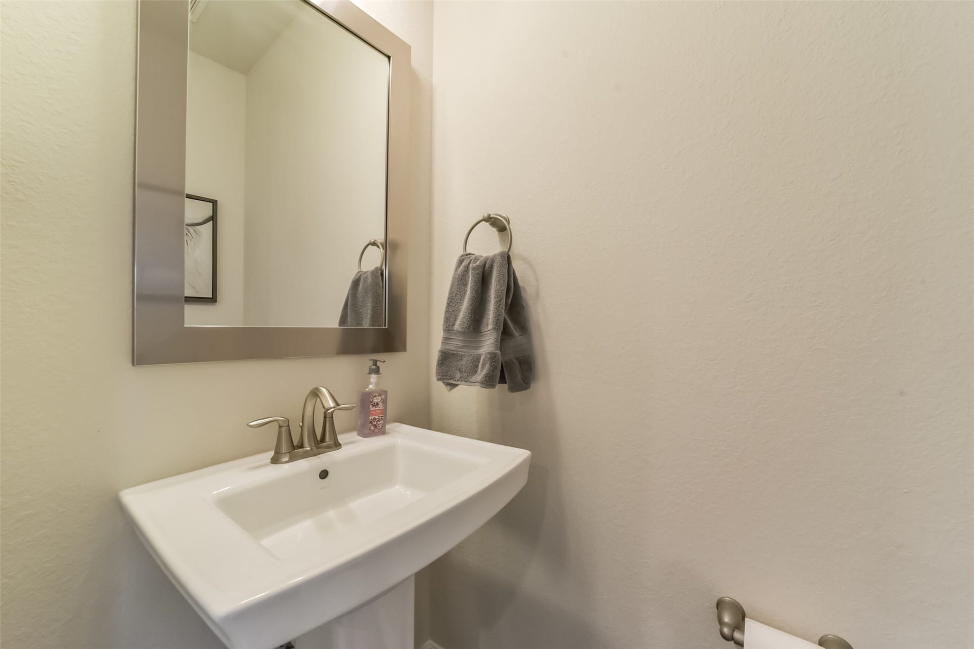 1517 Miles Oaks Place, Houston, TX 77043 Half bathroom (2nd floor)