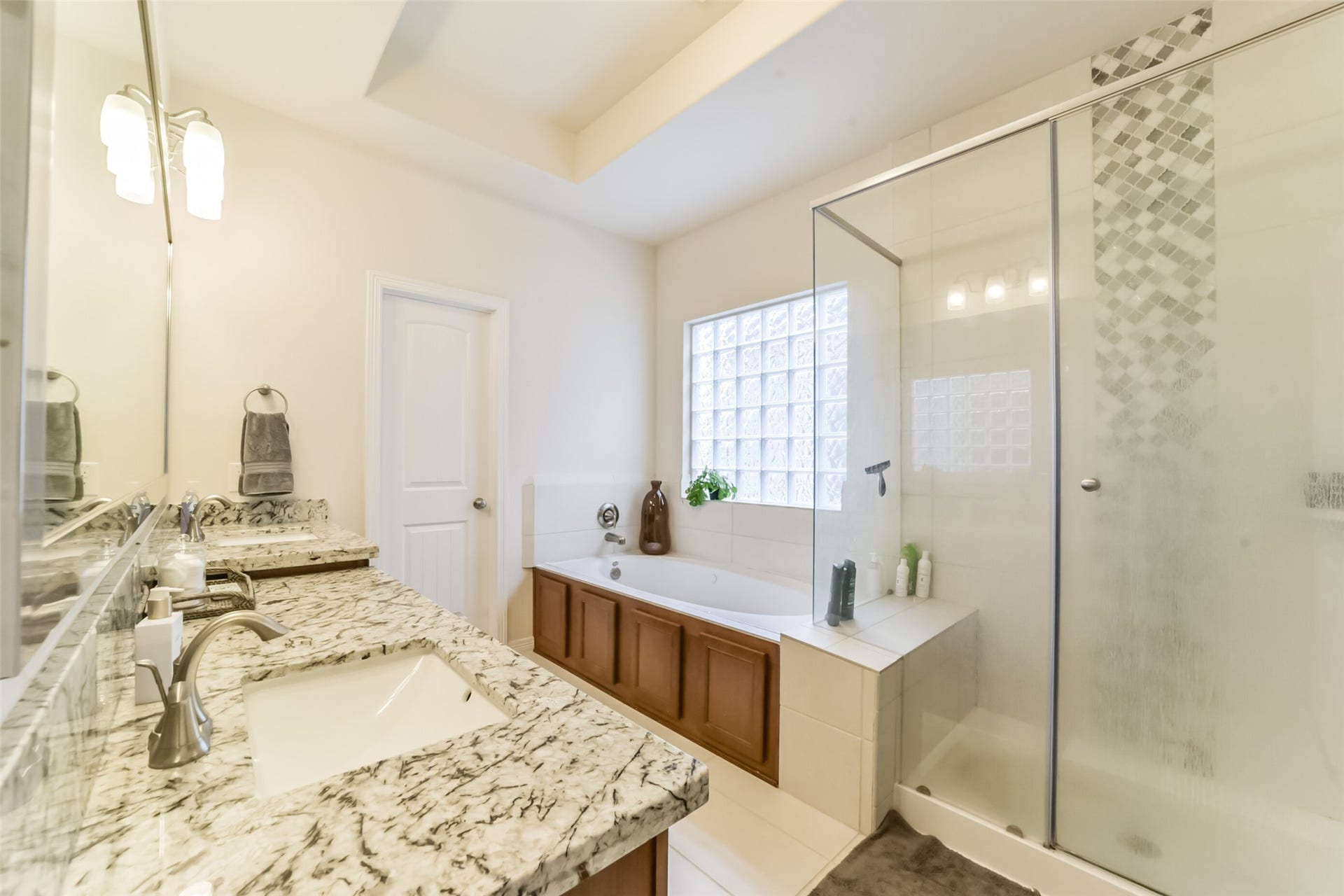 1517 Miles Oaks Place, Houston, TX 77043 Primary bathroom
