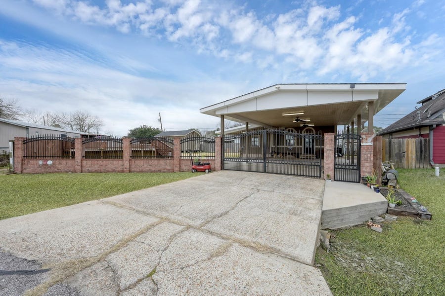 Property photo for 19096 County Road 669f, Alvin, TX