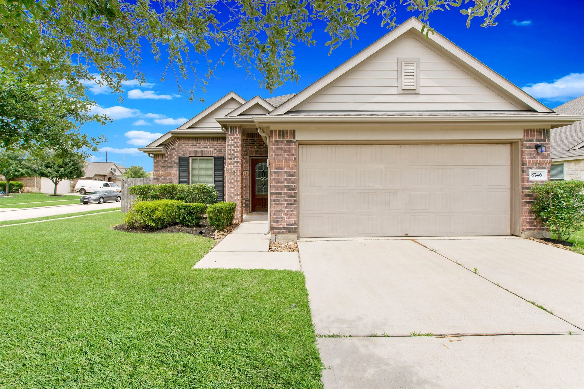 8746 Sunny Gallop Drive, Tomball, TX 77375 This beautiful home has tremendous curb appeal and sits on a premium corner lot.