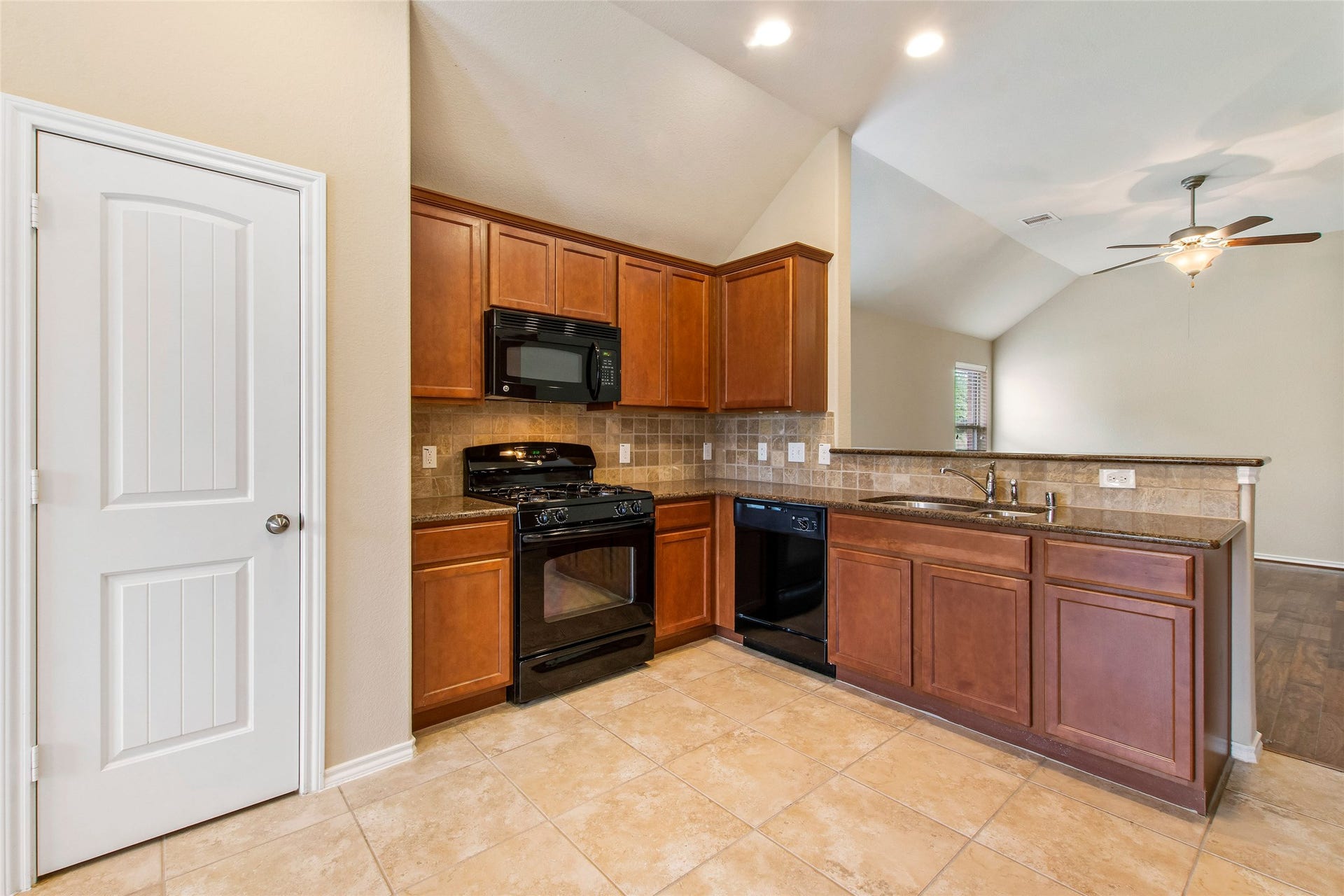 8746 Sunny Gallop Drive, Tomball, TX 77375 This spacious kitchen is well appointed with upgraded tile, backsplash, granite countertops, a nice size pantry. All appliances are included, even the refrigerator!