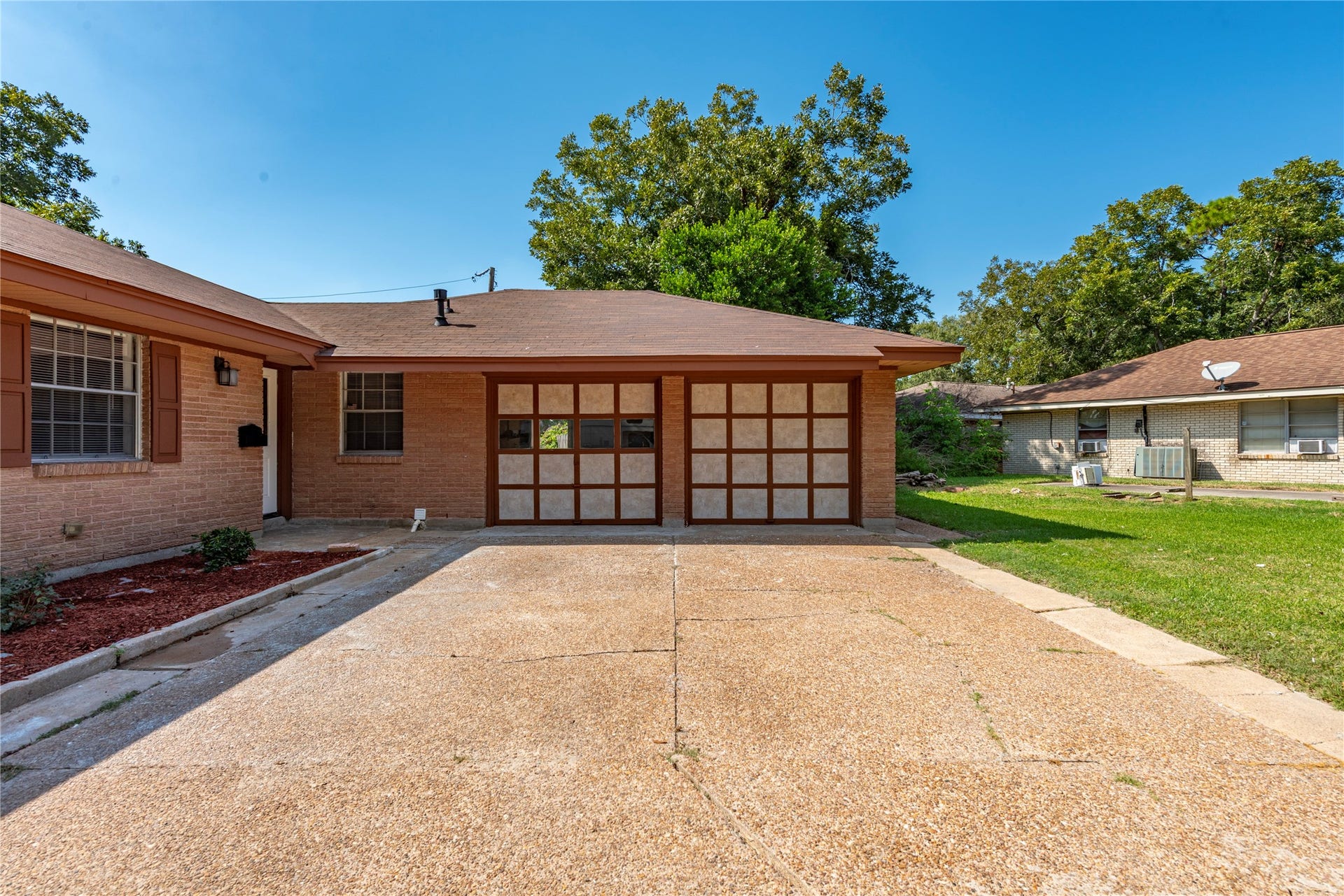 2511 Meadow Lane, La Marque, TX 77568 Two-car garage