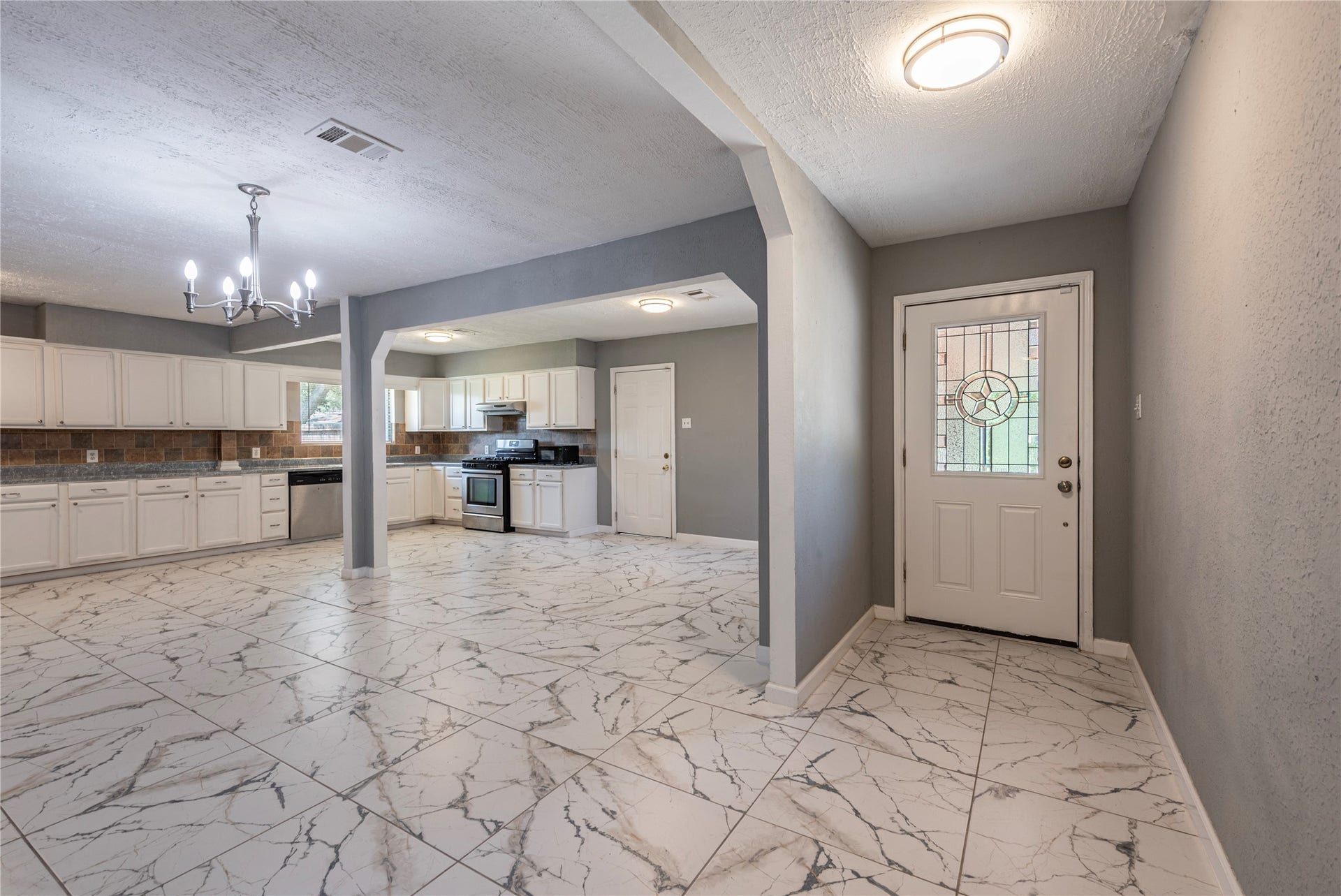 2511 Meadow Lane, La Marque, TX 77568 View towards front door from foyer