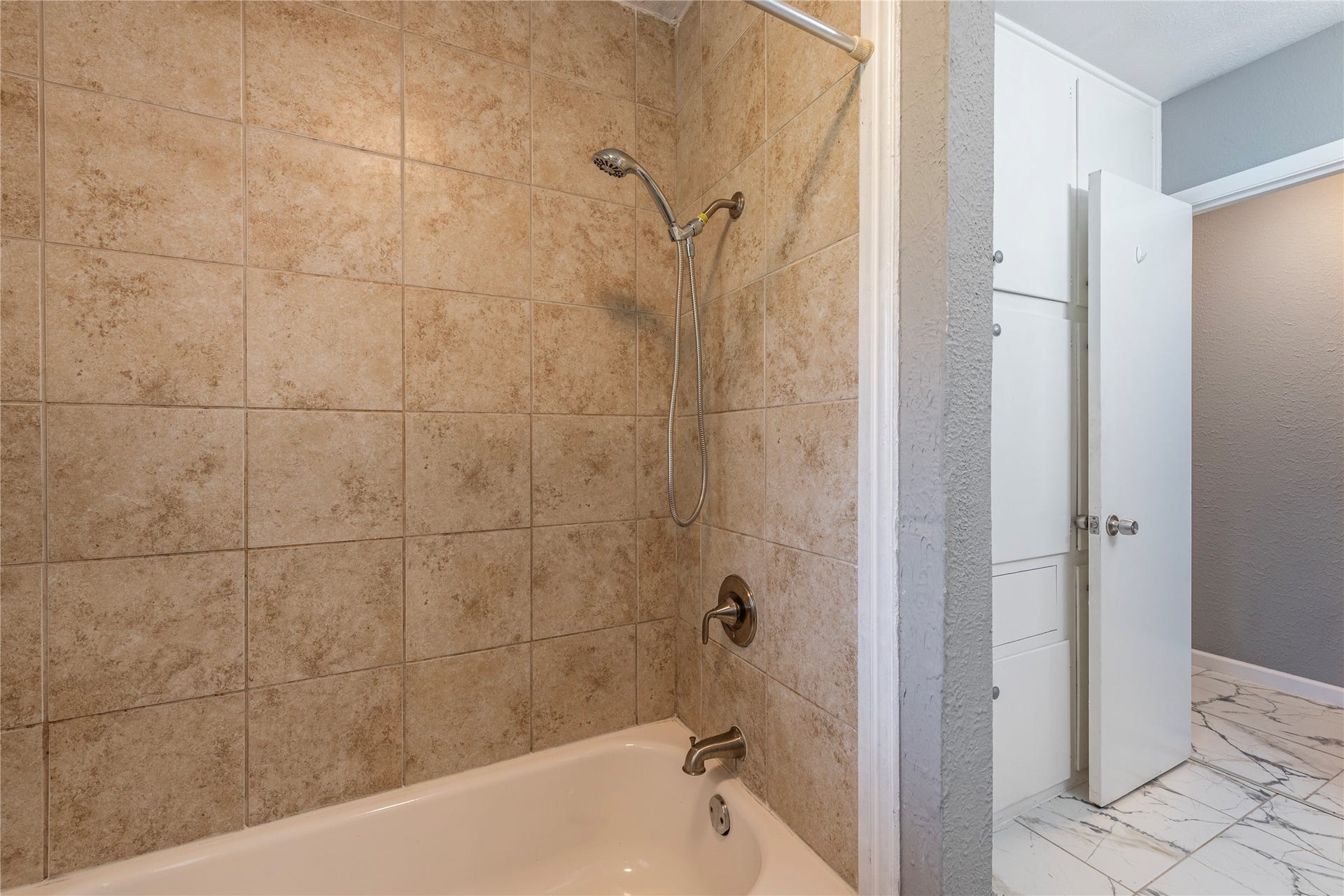 2511 Meadow Lane, La Marque, TX 77568 Secondary bathroom